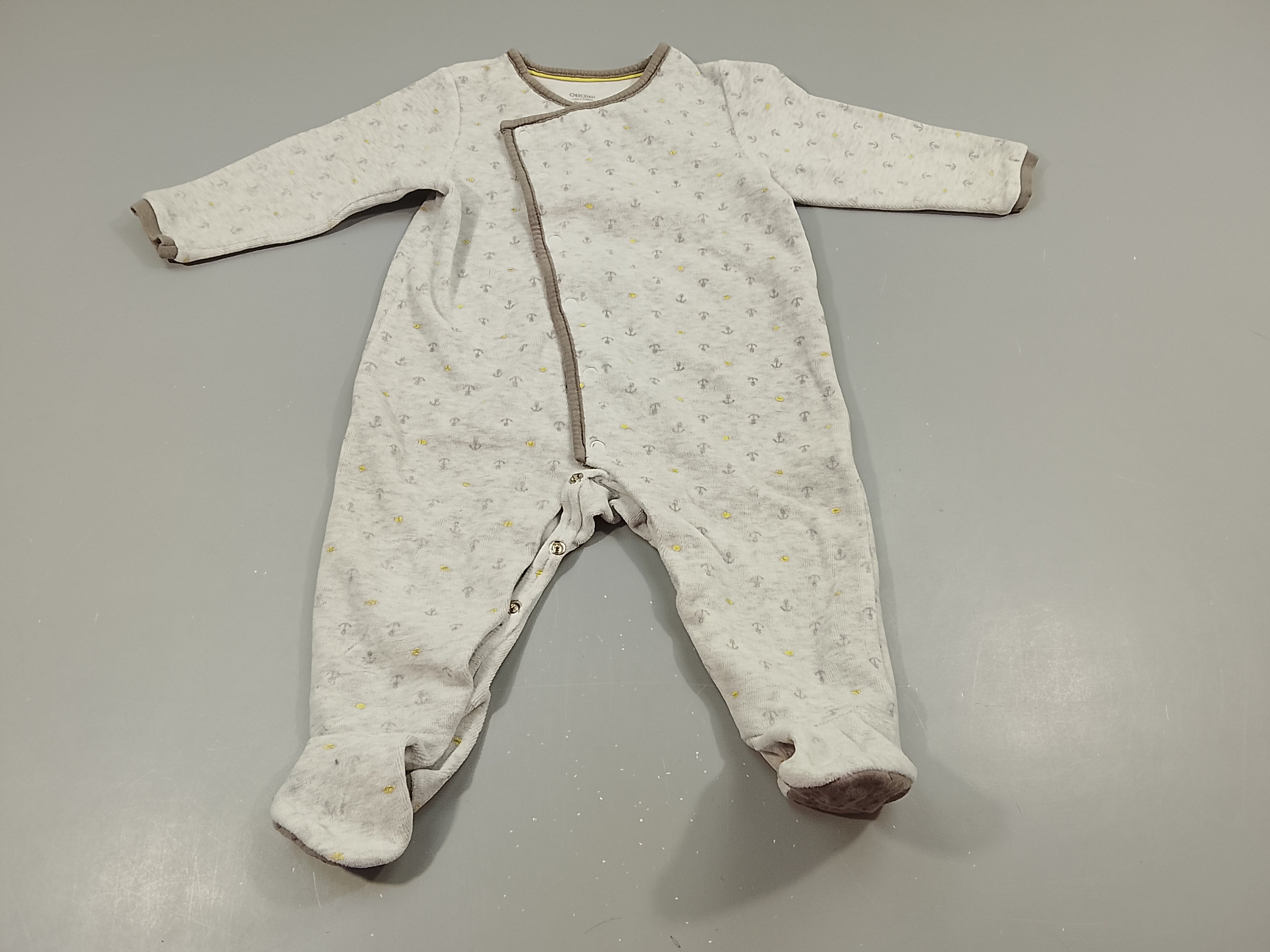 Pyjama velours gris clair flammé ,  ancres grises, poissons jaunes