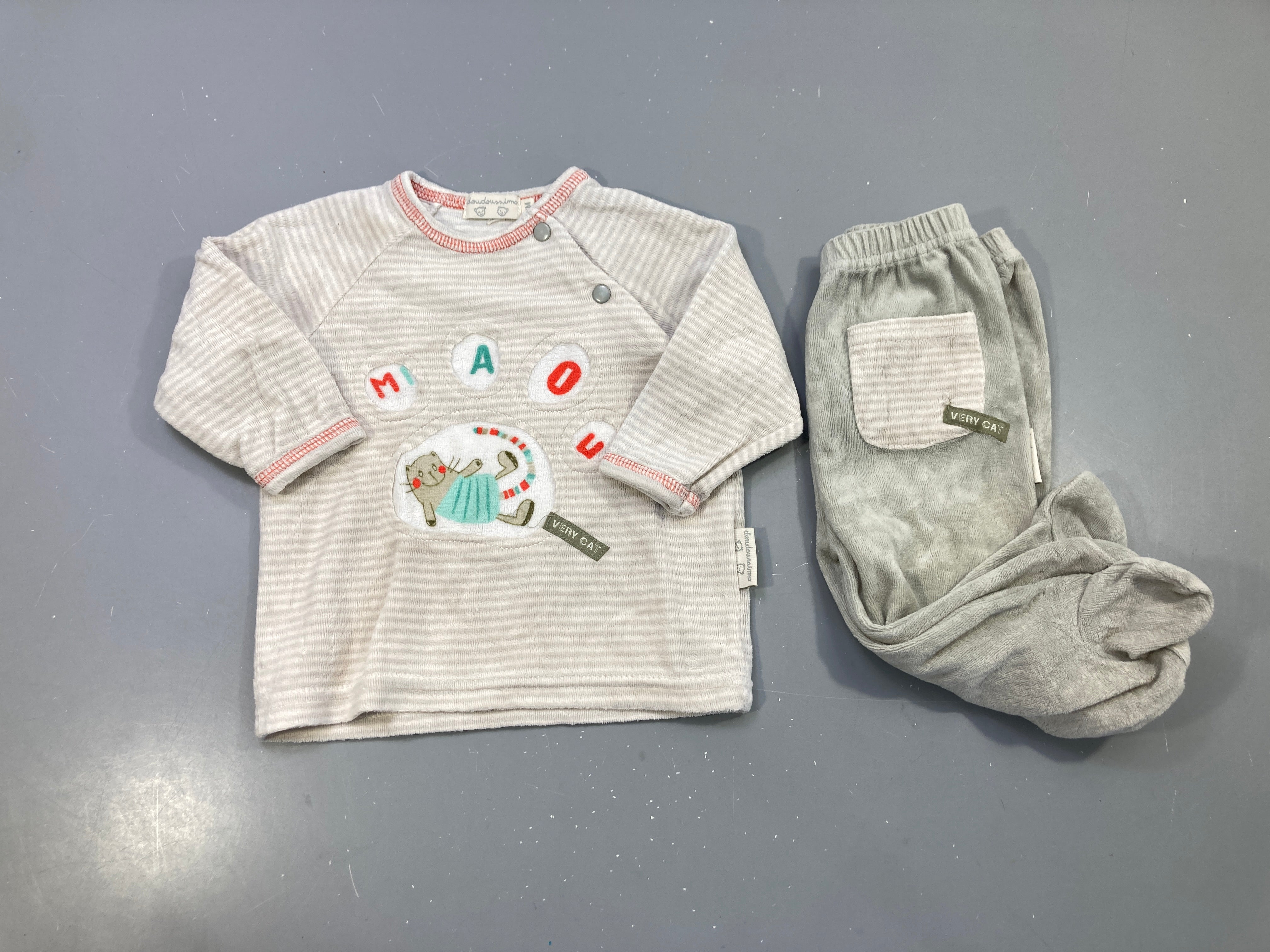 Pyjama 2pcs velours gris rayé chat « Miaou », pantalon à pieds, Doudoussimo