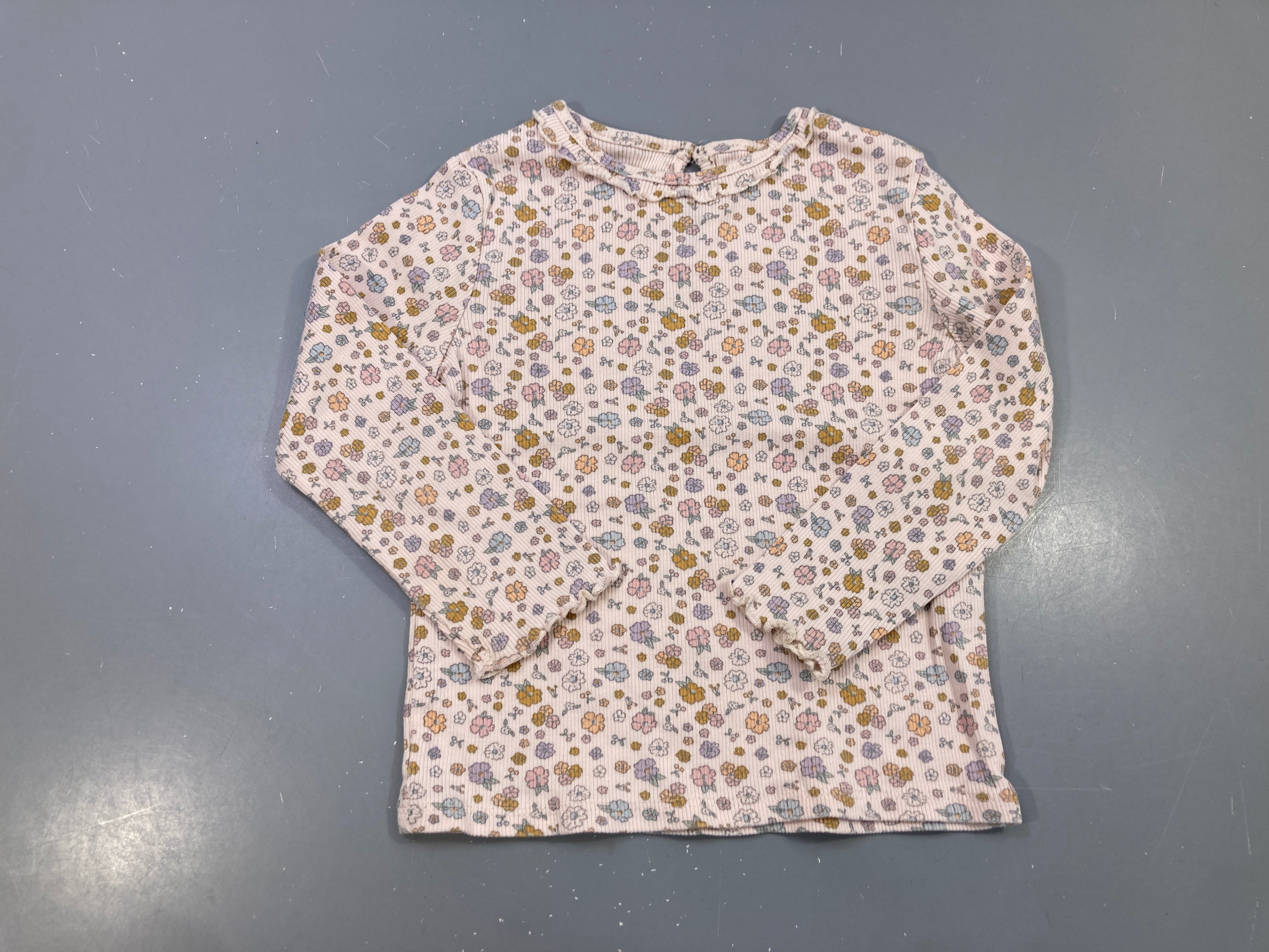 T-shirt m.l rose pâle côtelé fleuri multicolore, col et poignets volantés