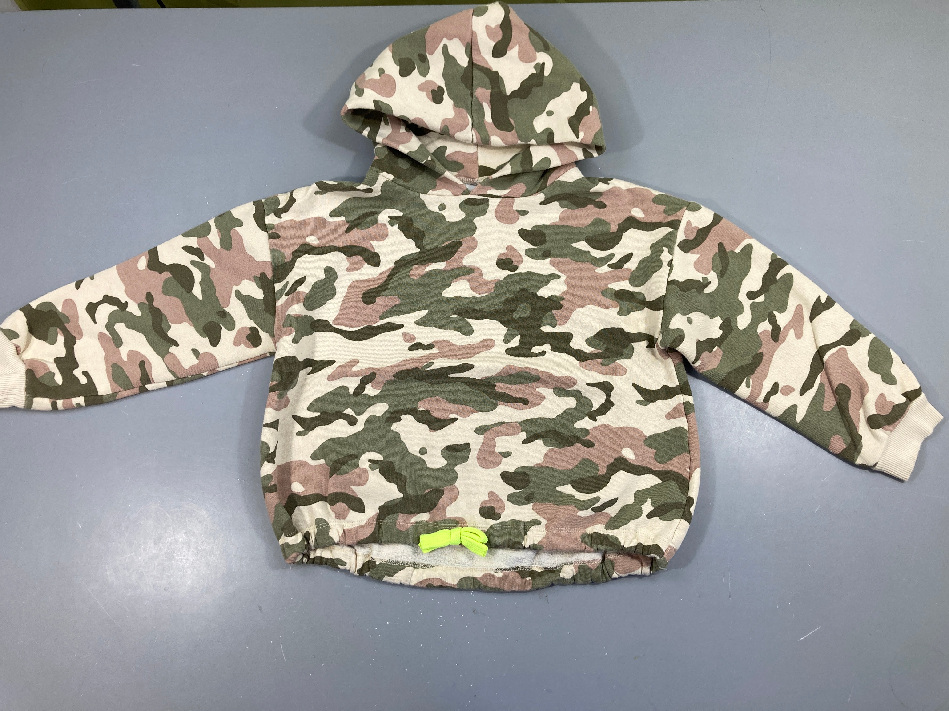 Sweat à capuche camouflage, un peu bouloché