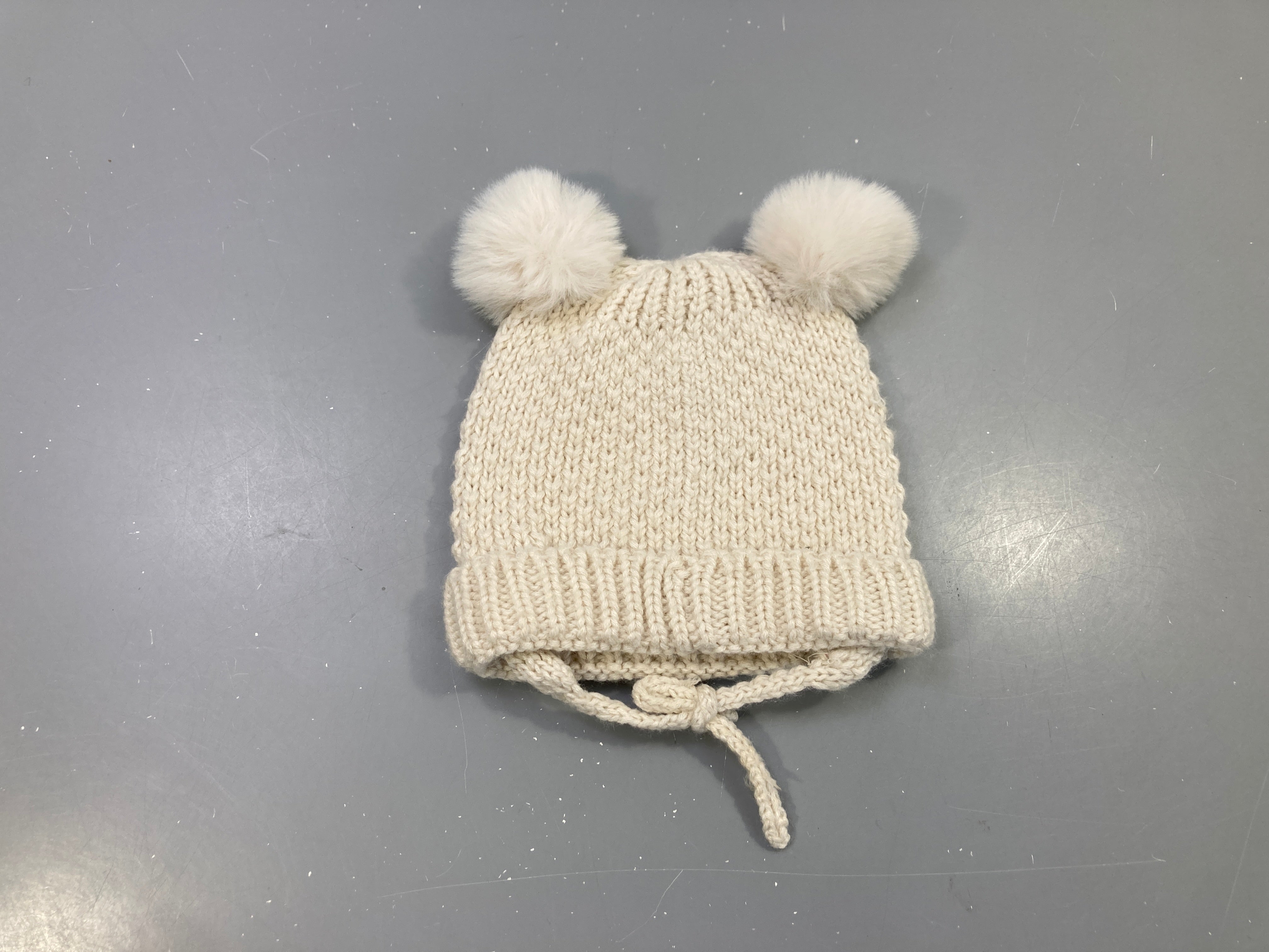 Bonnet maille écru 2 pompons fausse fourrure, à nouer