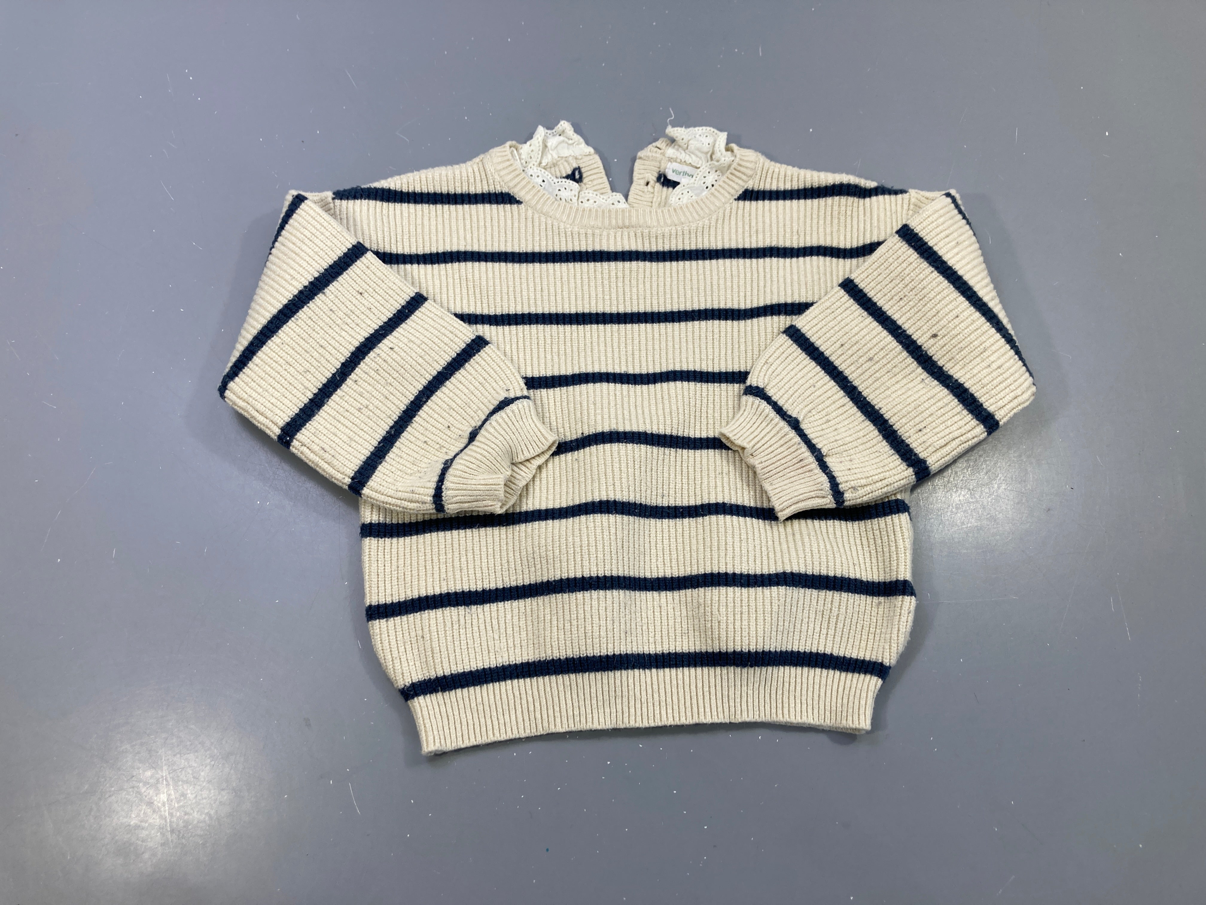 Pull maille côtelée écru rayé bleu marine, col broderie anglaise