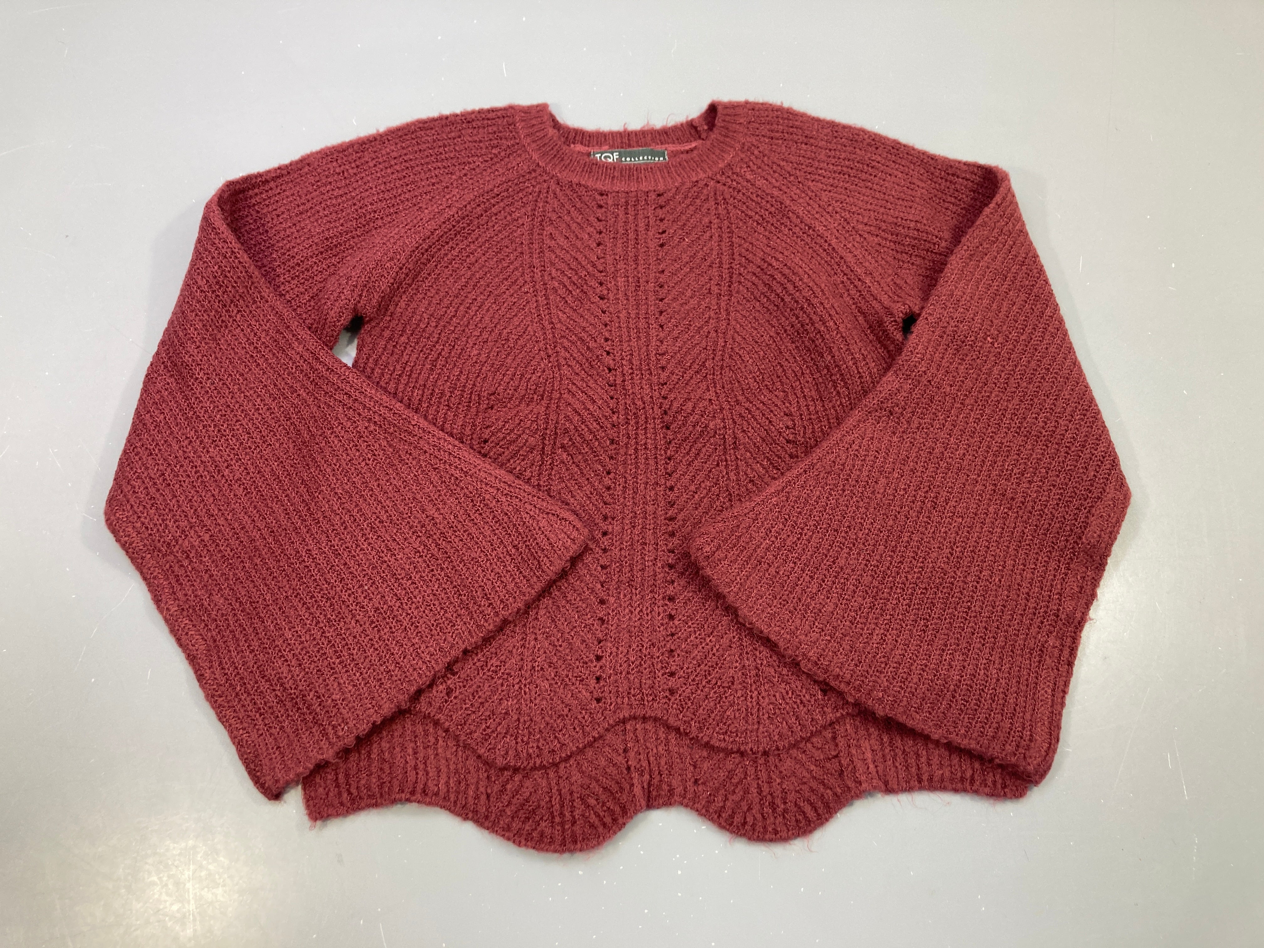 Pull maille bordeaux ajouré, manches évasées, bas festonné