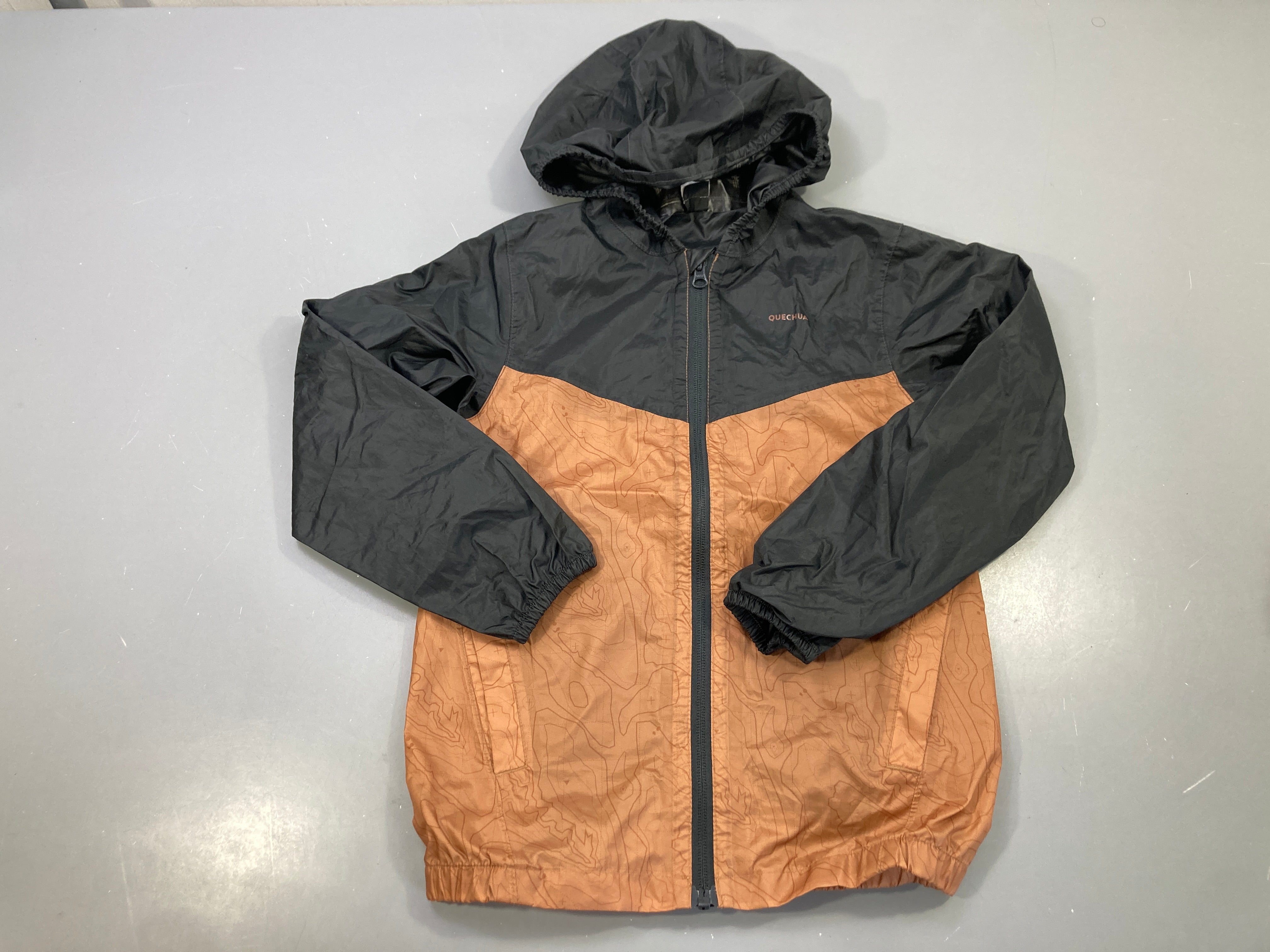 Veste coupe-vent zippée capuche noire et rouille motif topographique