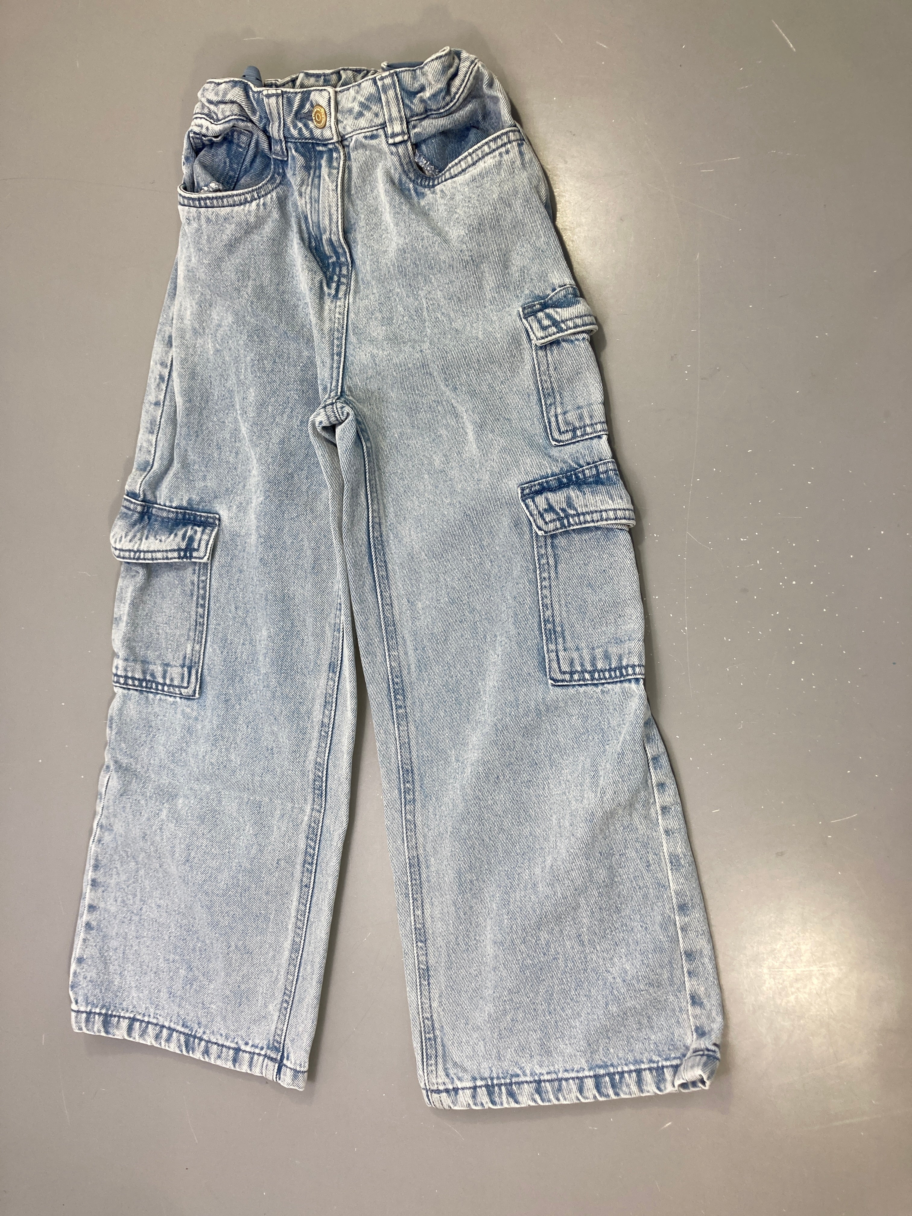 Pantalon jean bleu clair délavé coupe large, poches cargo