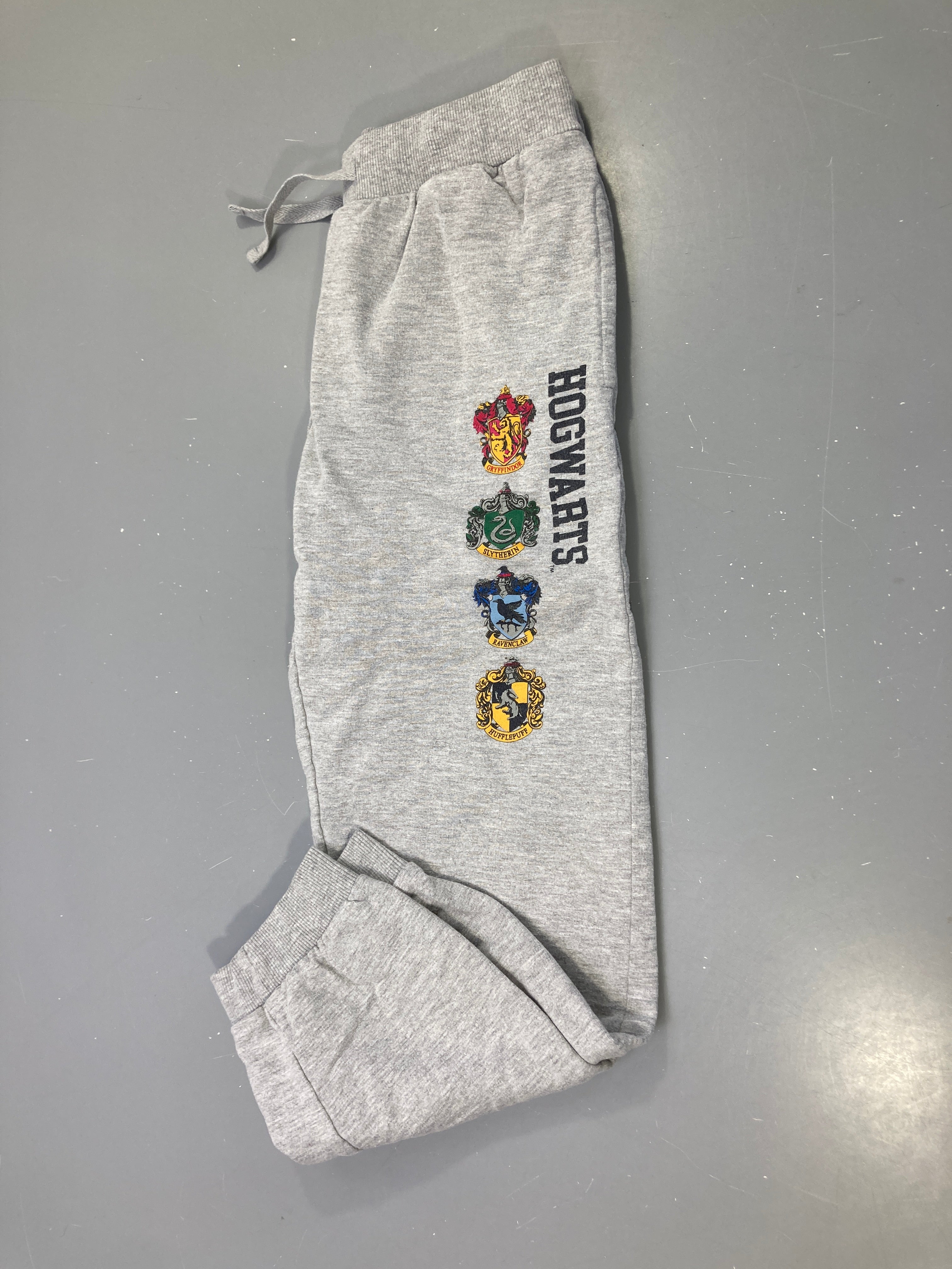 Pantalon molleton jogging gris chiné « Hogwarts » blasons Harr.y Potter, légèrement bouloché