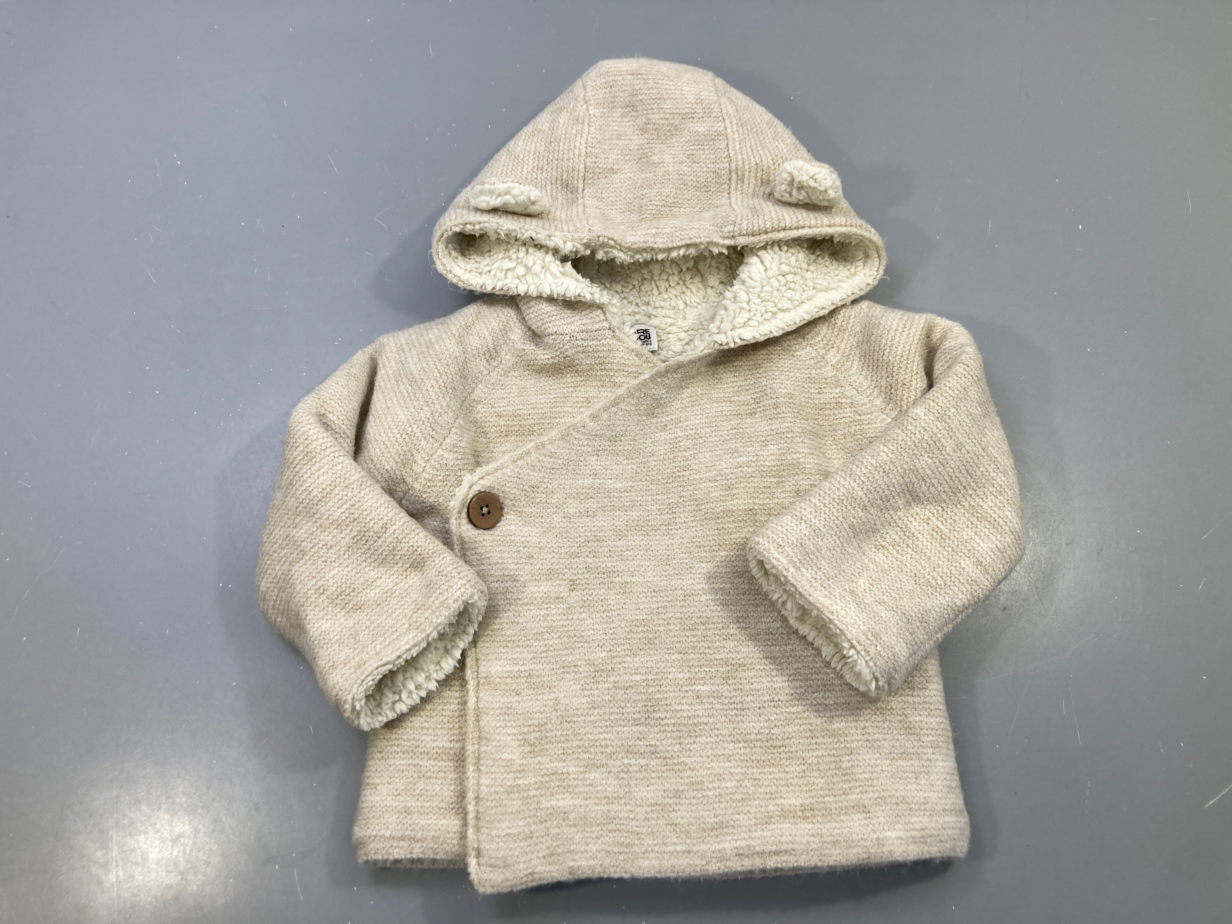 Gilet veste beige maille capuche oreilles, doublure sherpa, bouton bois