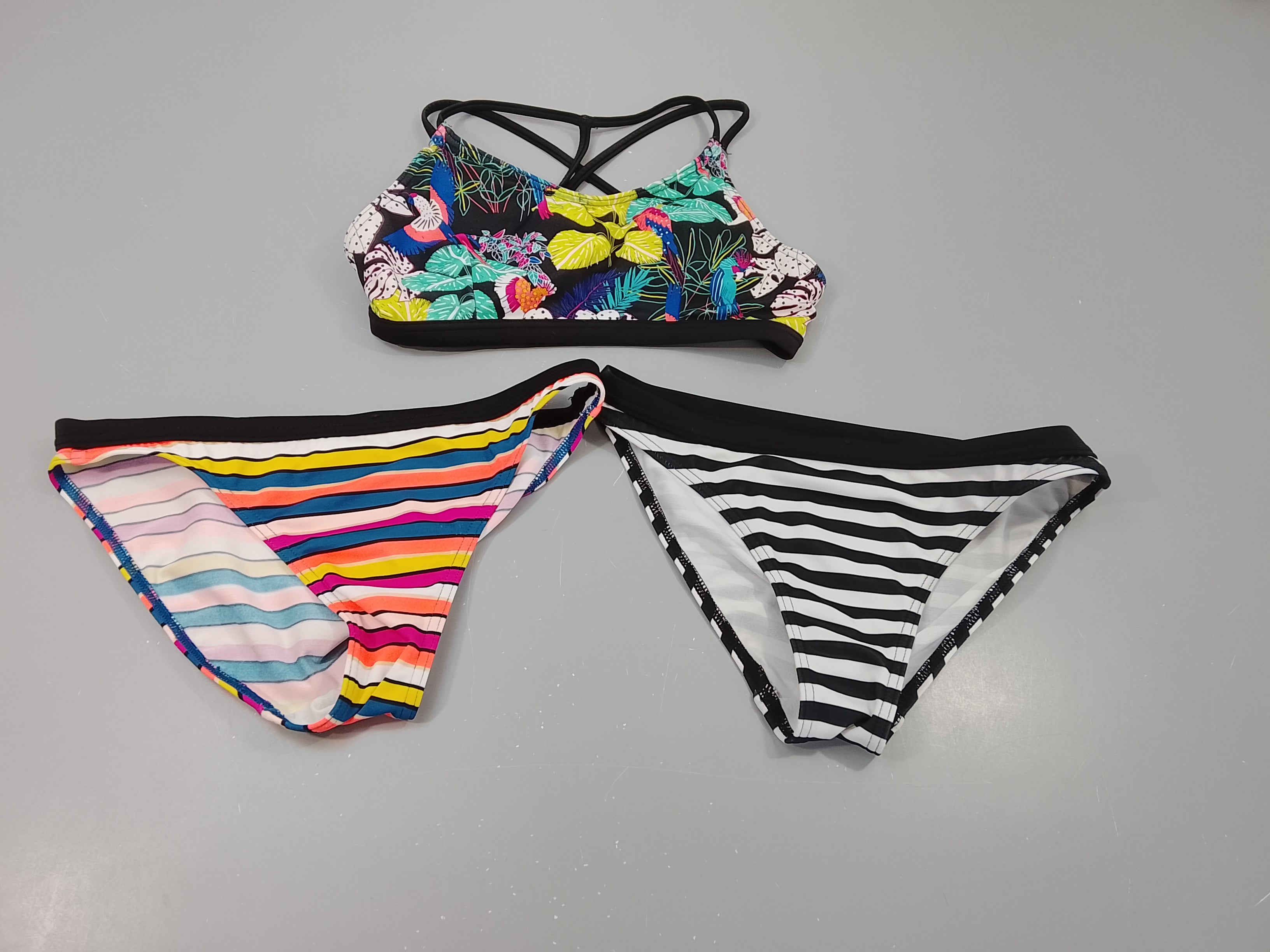 Ensemble bikini 2 dessous 1 rayé noir  et 1 rayé multicolore + 1 haut bleu marine motifs tropicaux
