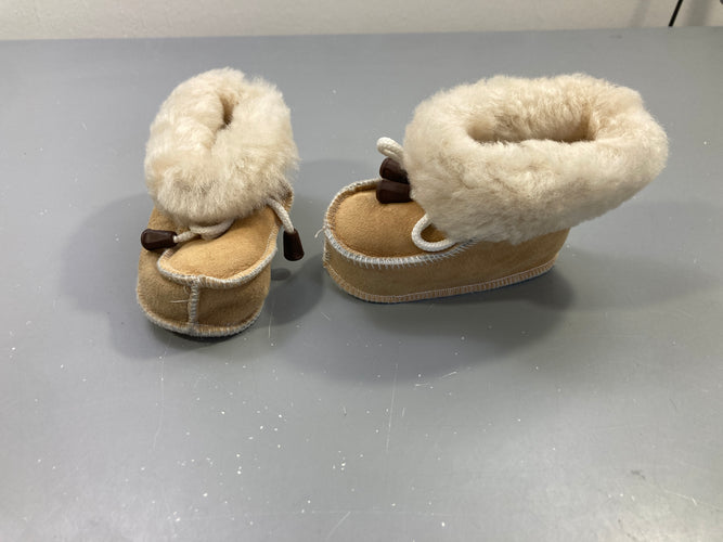 Chaussons camel daim, revers fourrés écrus, lacet, moins cher chez Petit Kiwi