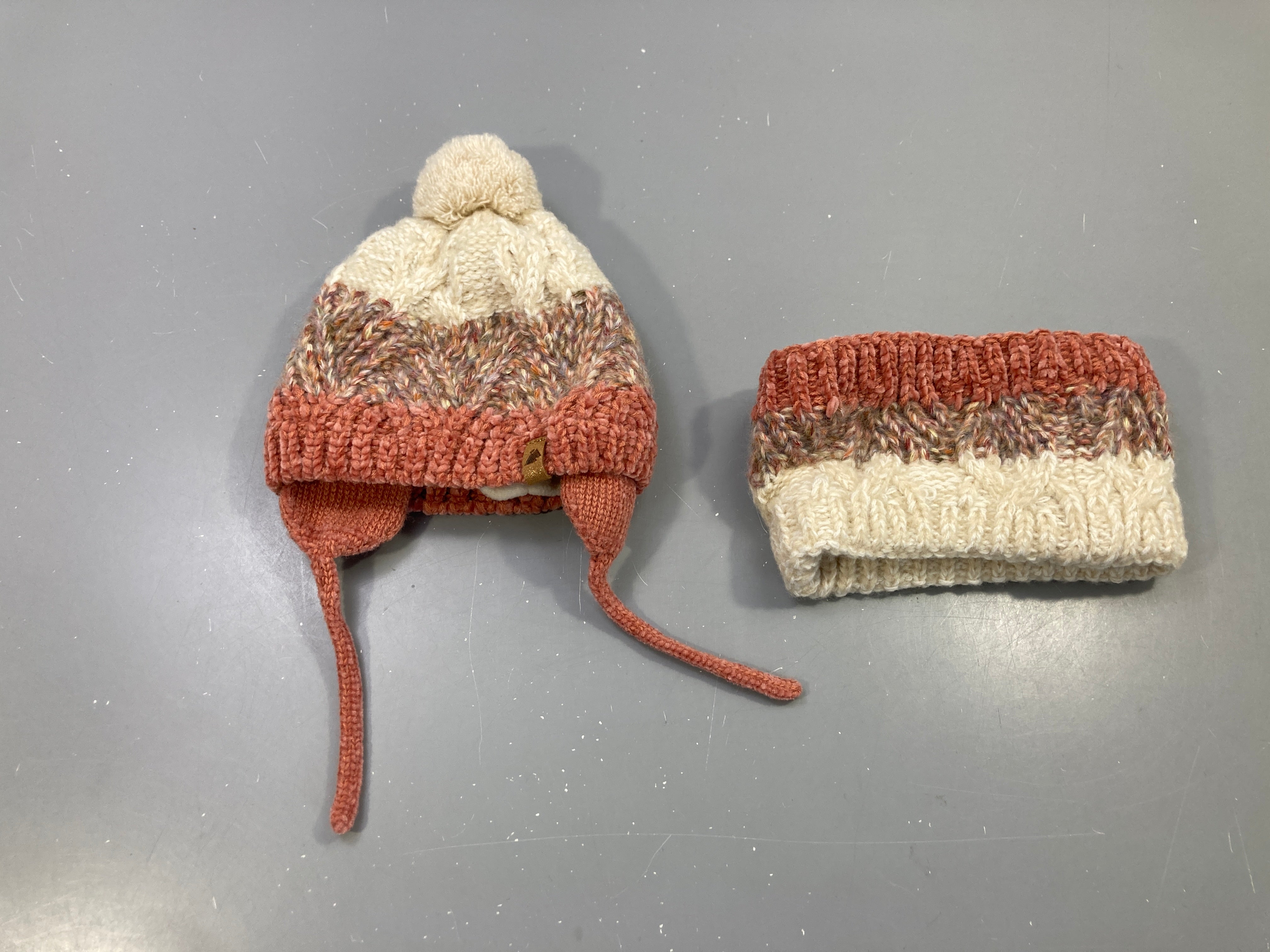 Ensemble bonnet + snood tricot rouille écru chiné, pompon, cache-oreilles