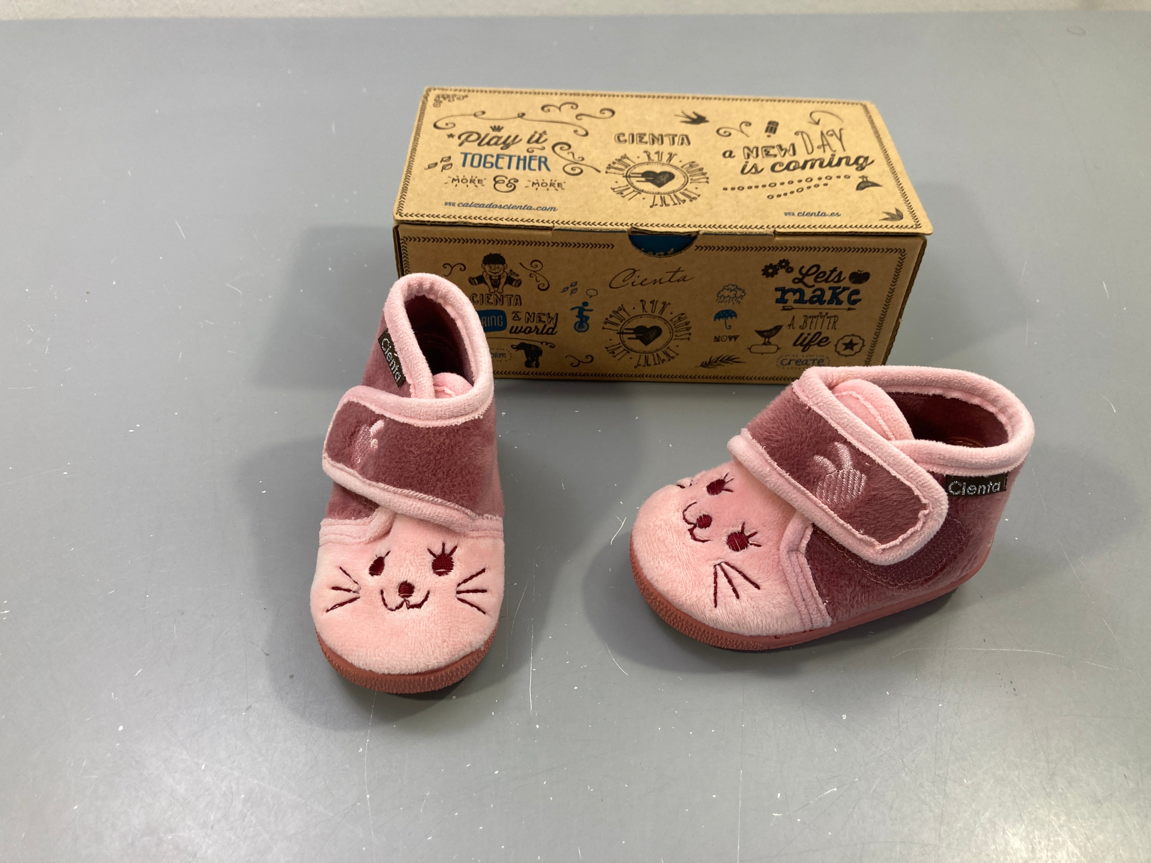 Etat neuf-Chaussons rose et vieux rose velours chat brodé, scratch, avec boîte, Cienta