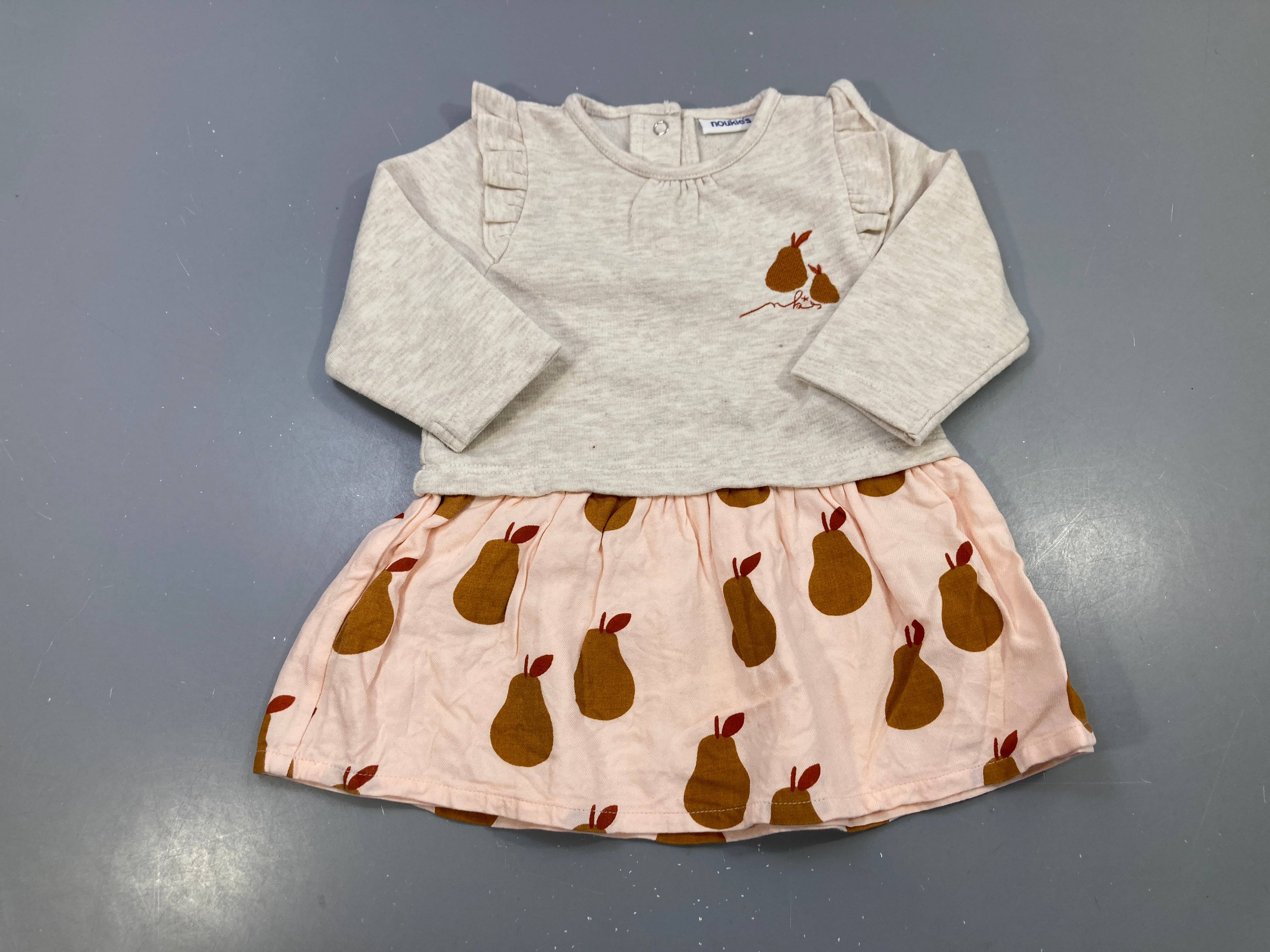 Robe m.l beige chiné, jupe rose poires, volants épaules