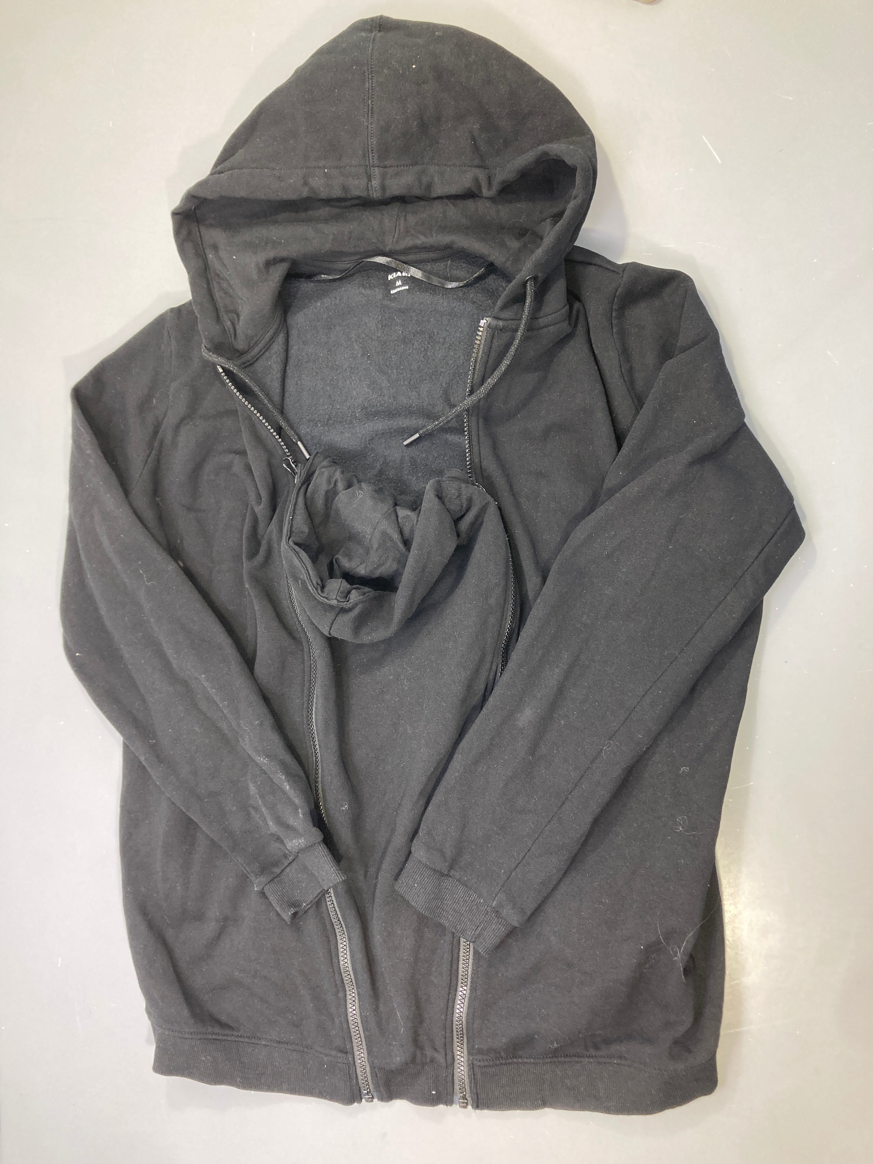 Sweat zippé noir molleton capuche, empiècement portage amovible