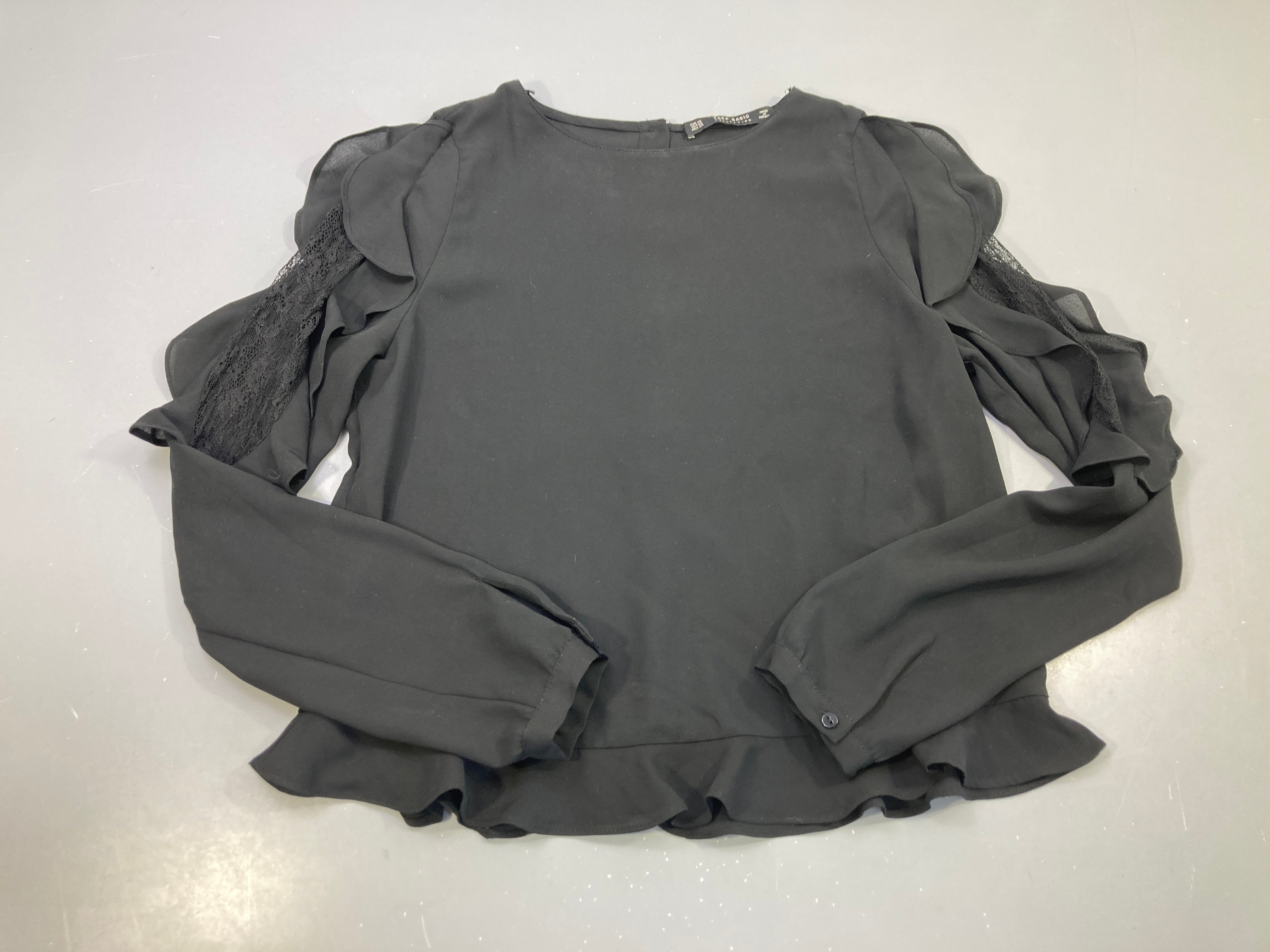 Blouse m.l noire voile, volants et dentelle manches, bas volanté