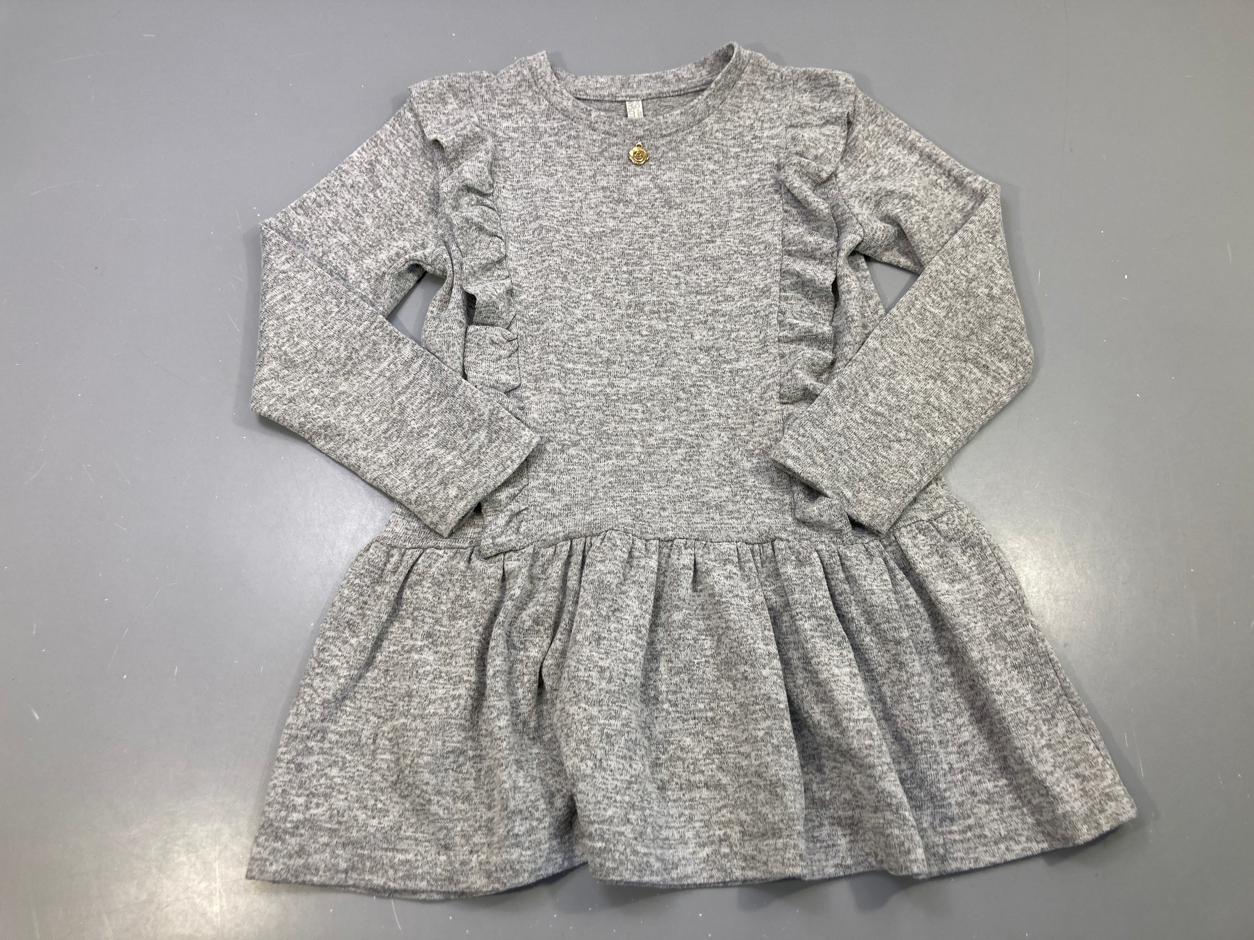 Robe m.l gris chiné maille, volants devant, pendentif rose doré
