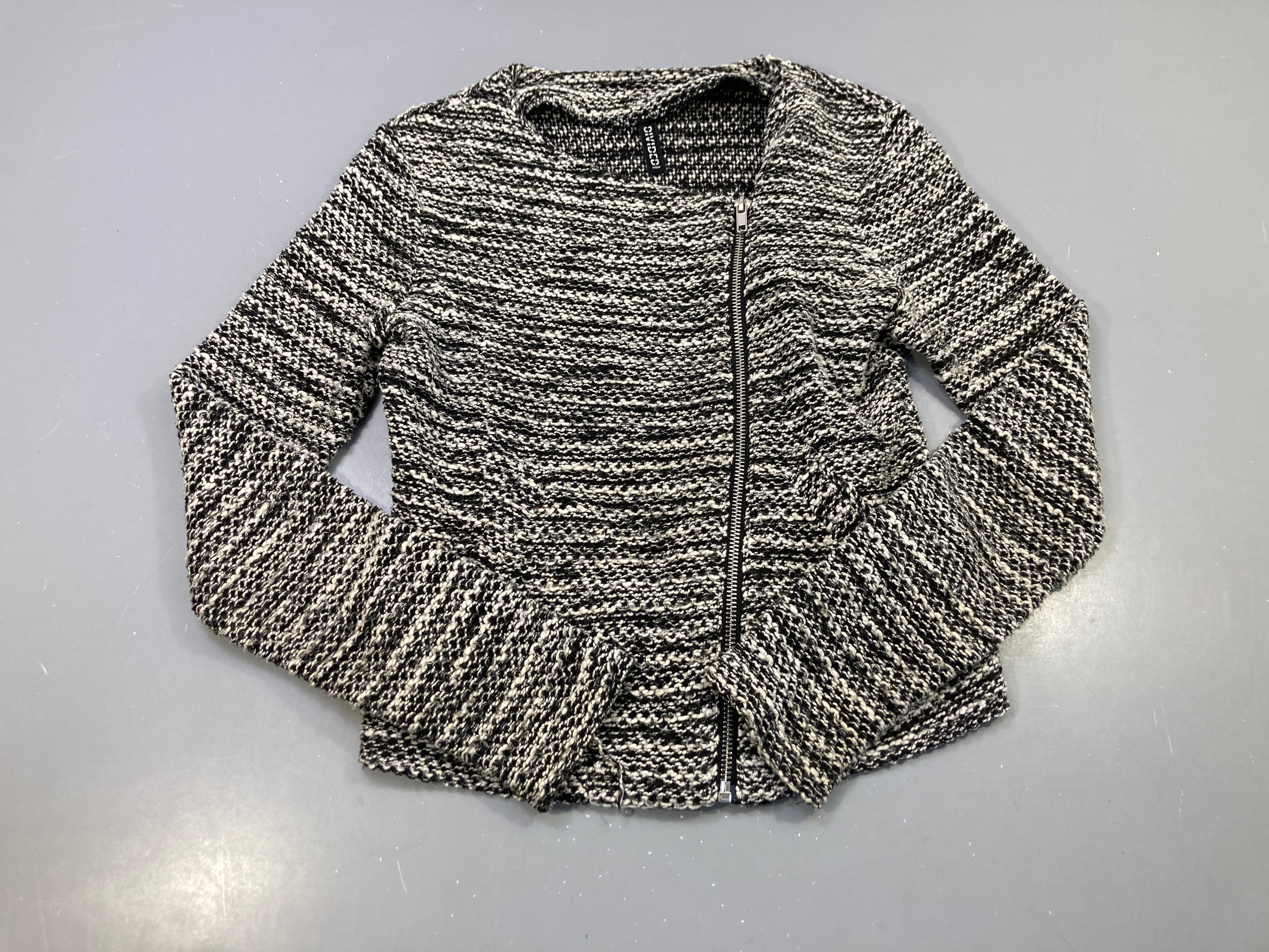 Veste zippée noir écru chiné maille bouclée, basque, zip asymétrique