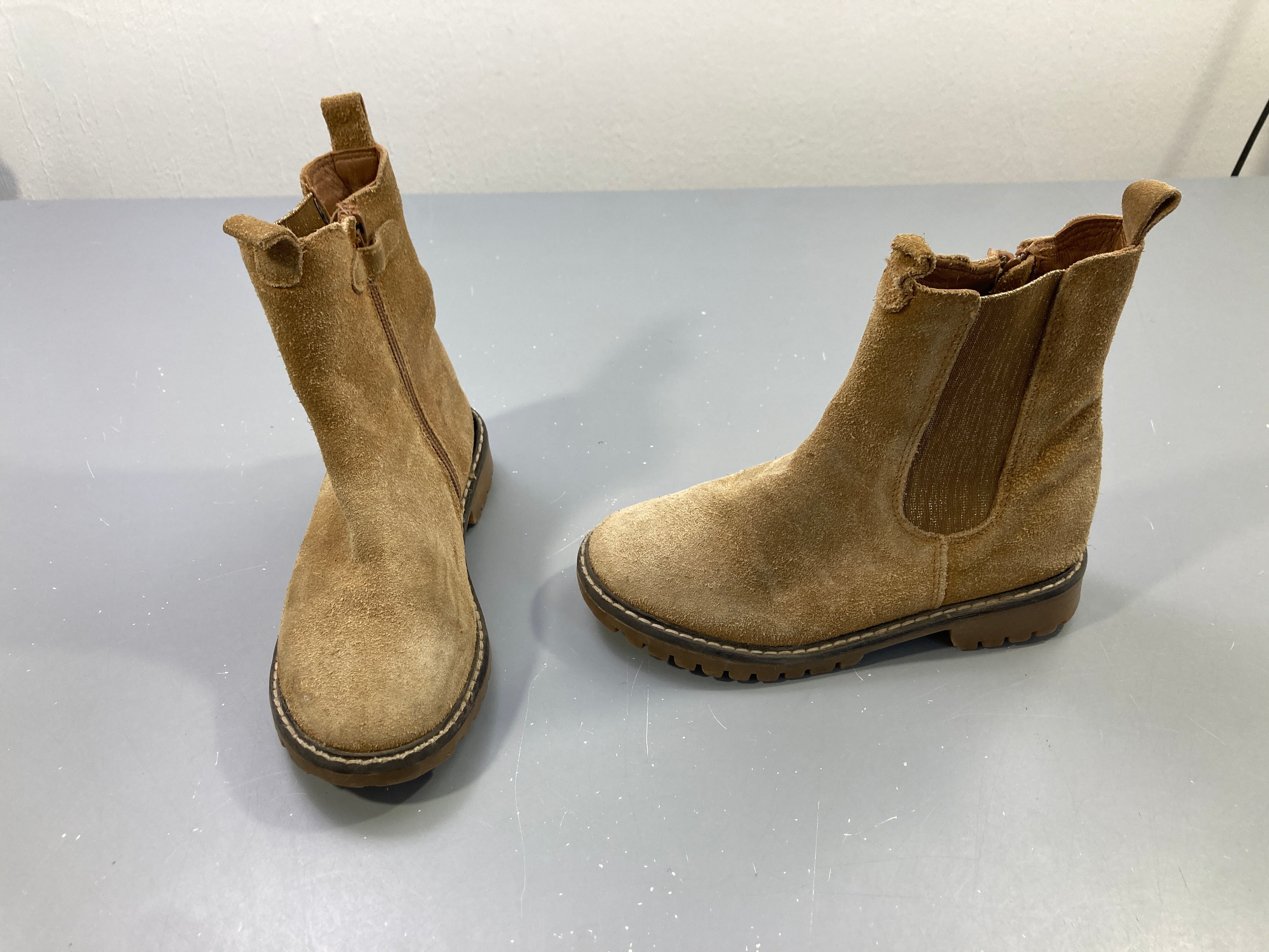 Bottines camel daim chelsea, élastique doré, zip, usées, 31