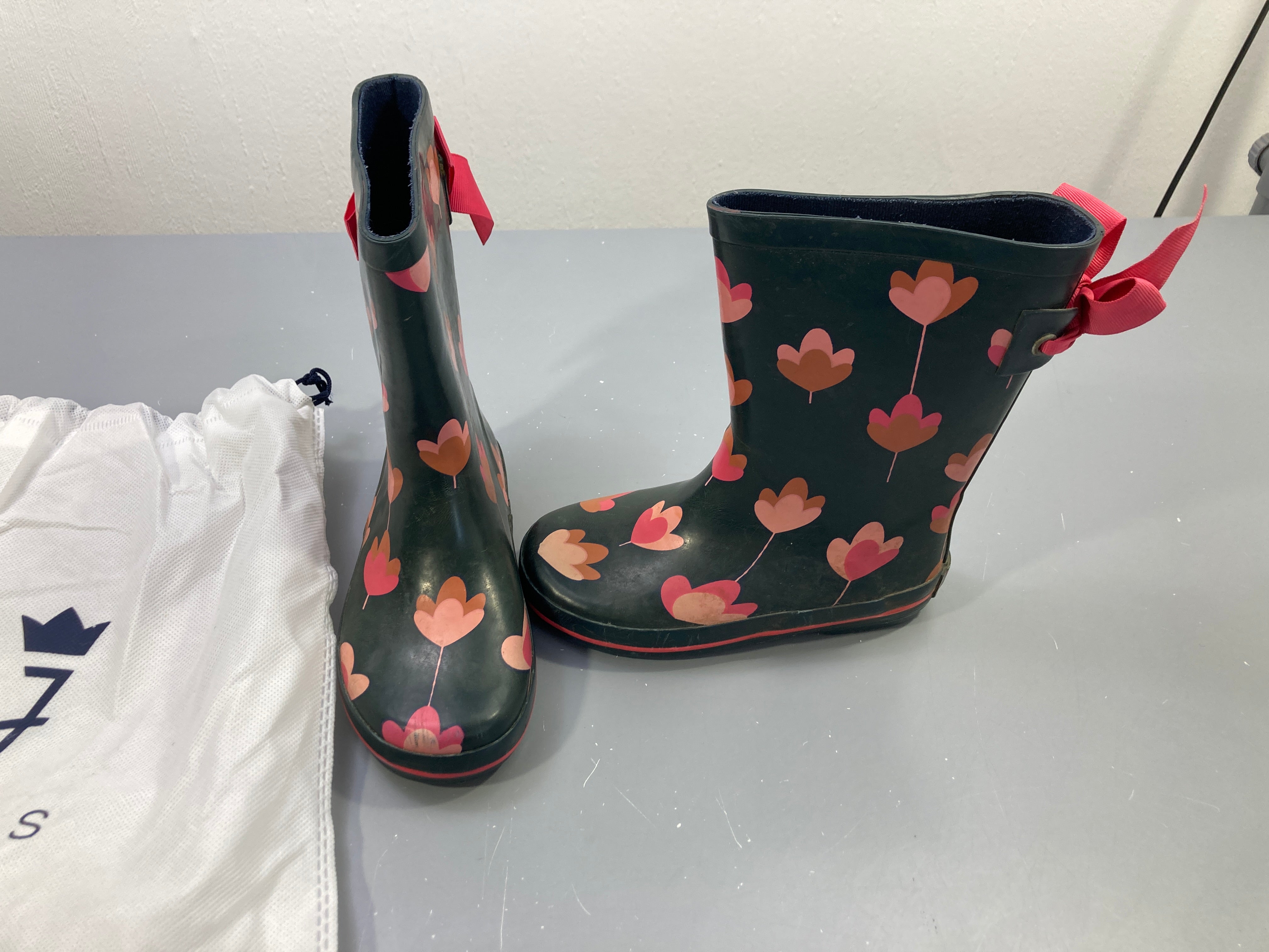 Bottes de pluie bleu marine fleurs roses, nœuds roses, avec pochon, 28