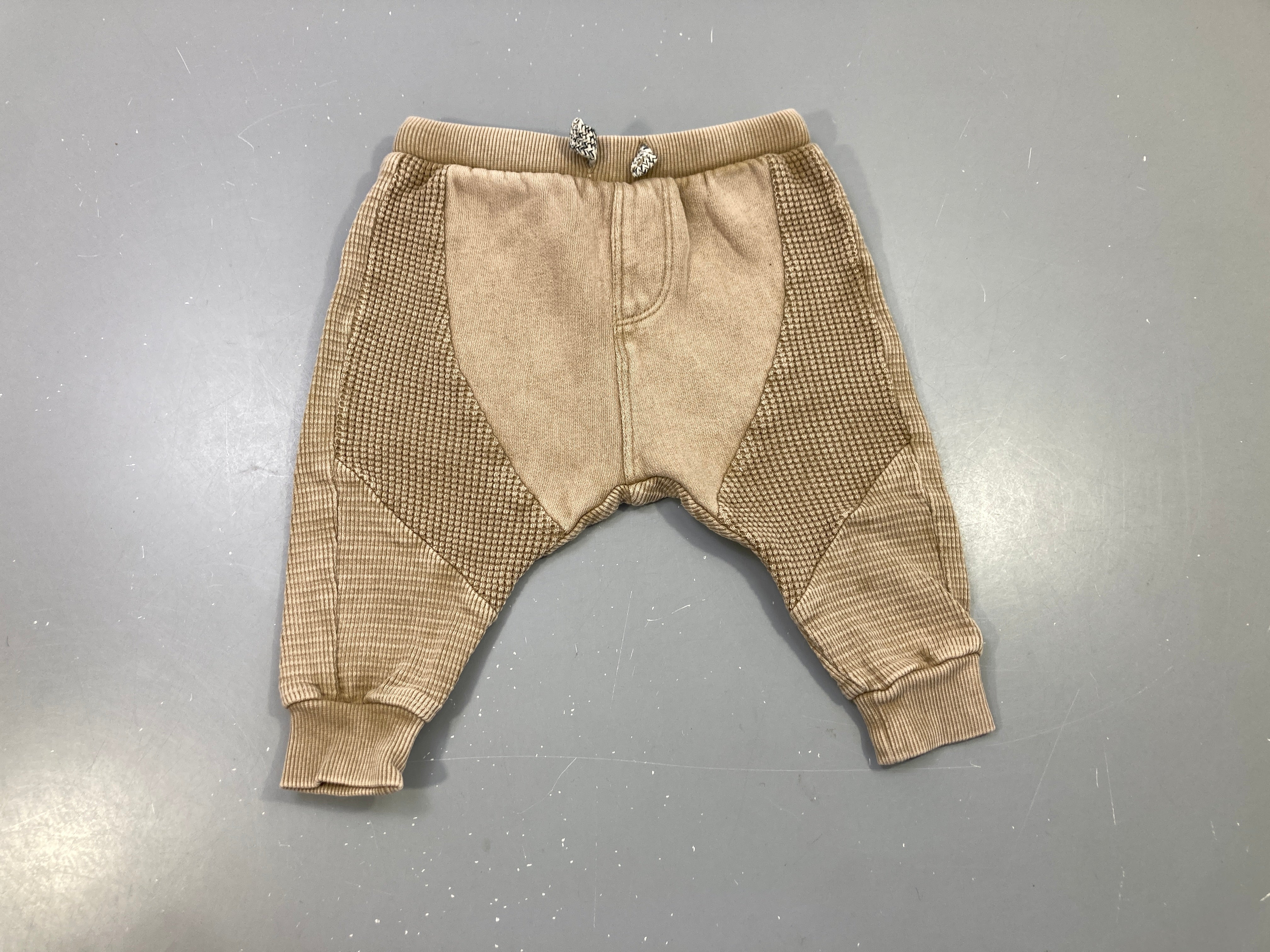 Pantalon sarouel beige, empiècements gaufrés, cordon