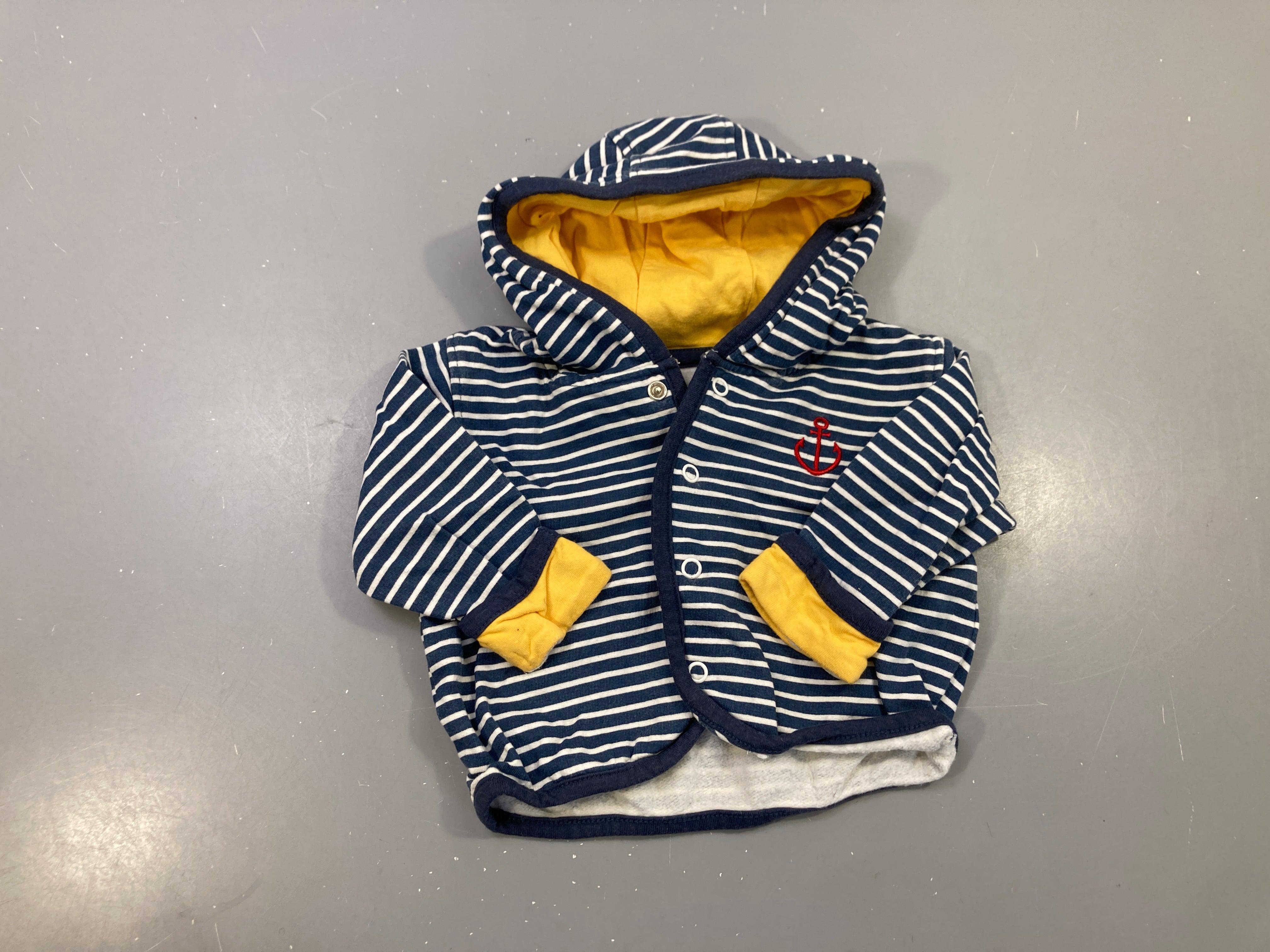 Gilet molleton capuche bleu marine rayé blanc
