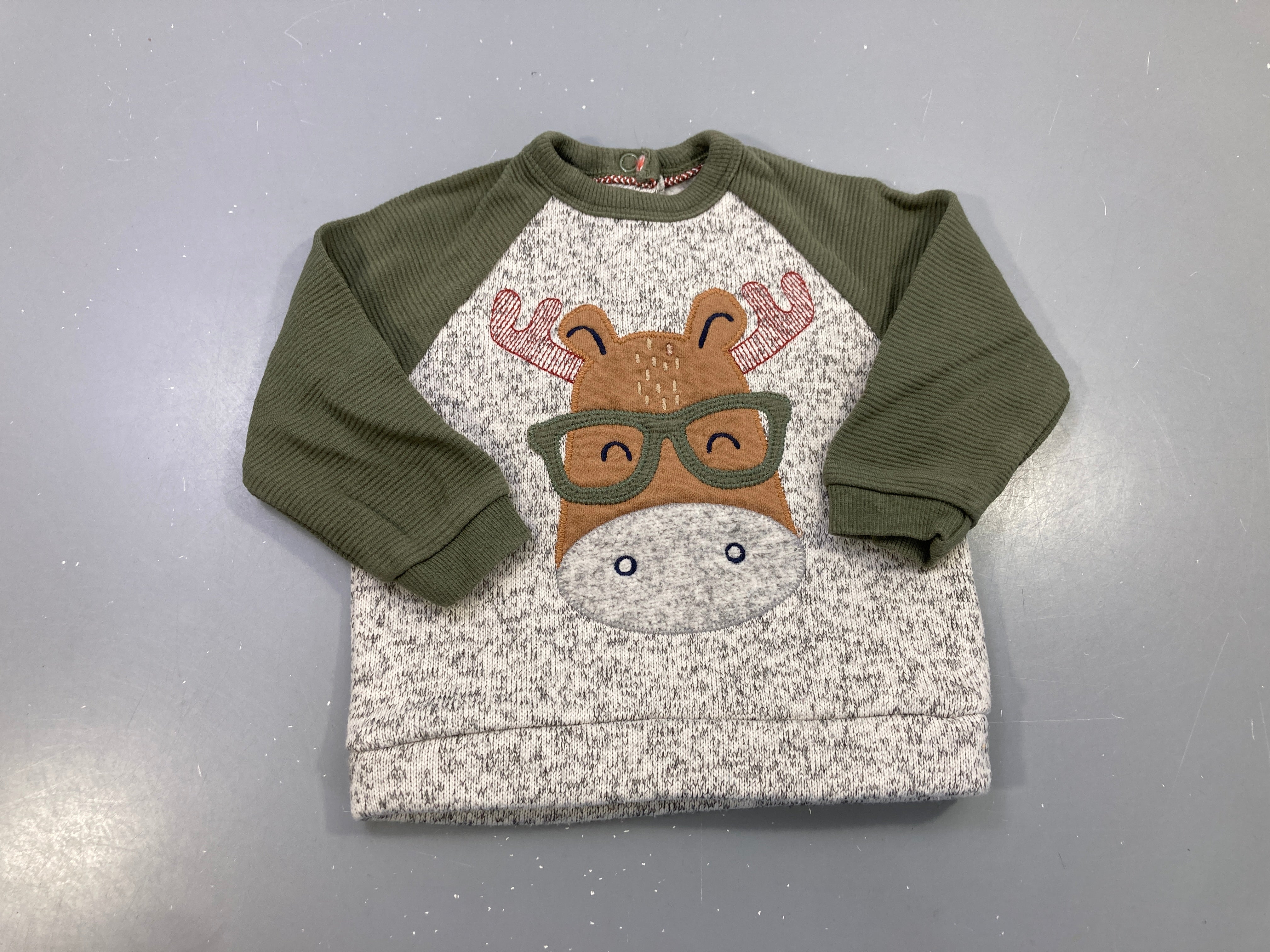 Sweat gris chiné manches kaki côtelées, élan à lunettes brodé