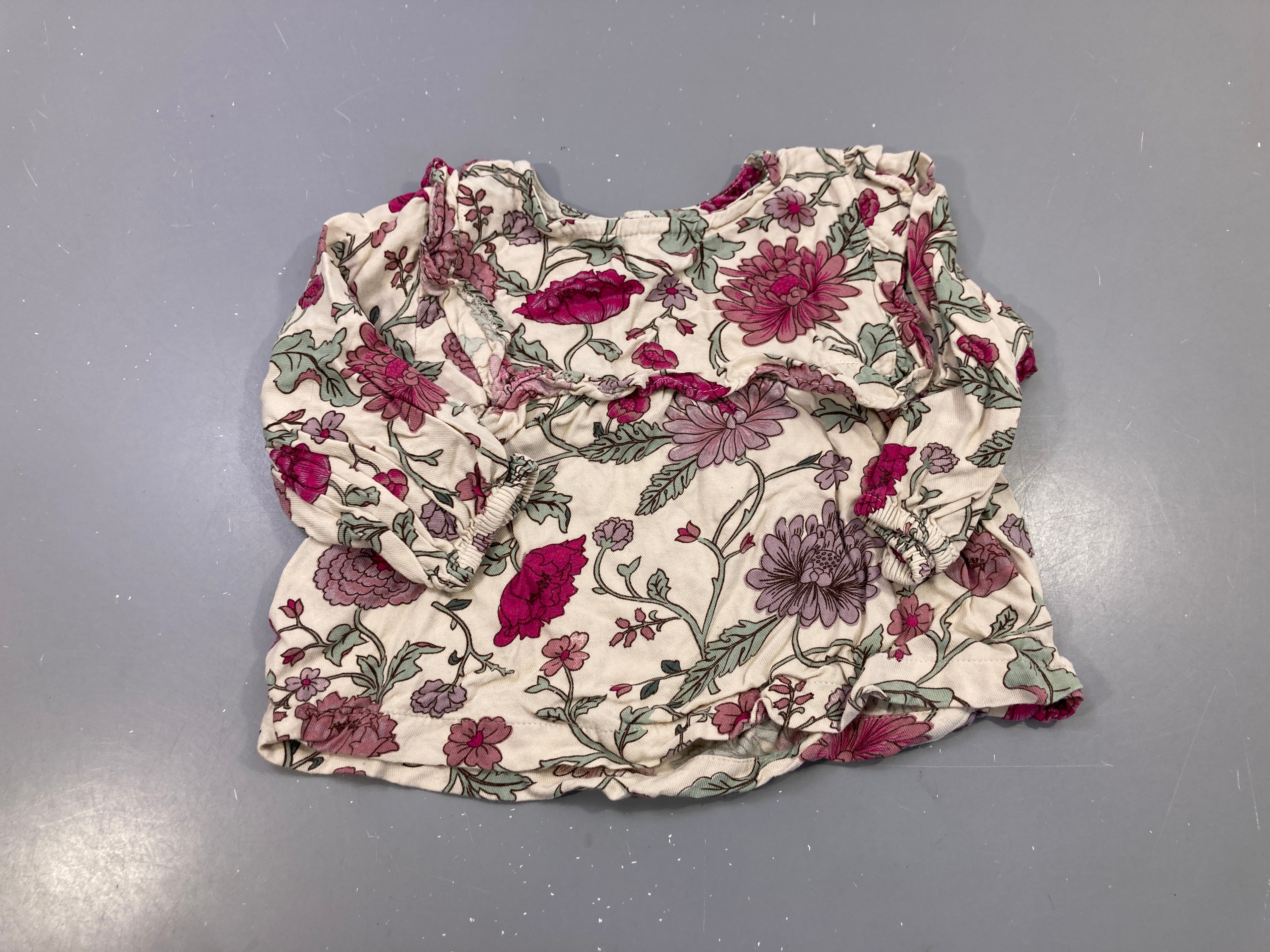 Blouse m.l écru fleurs prune vert sauge, volants, poignets élastiques