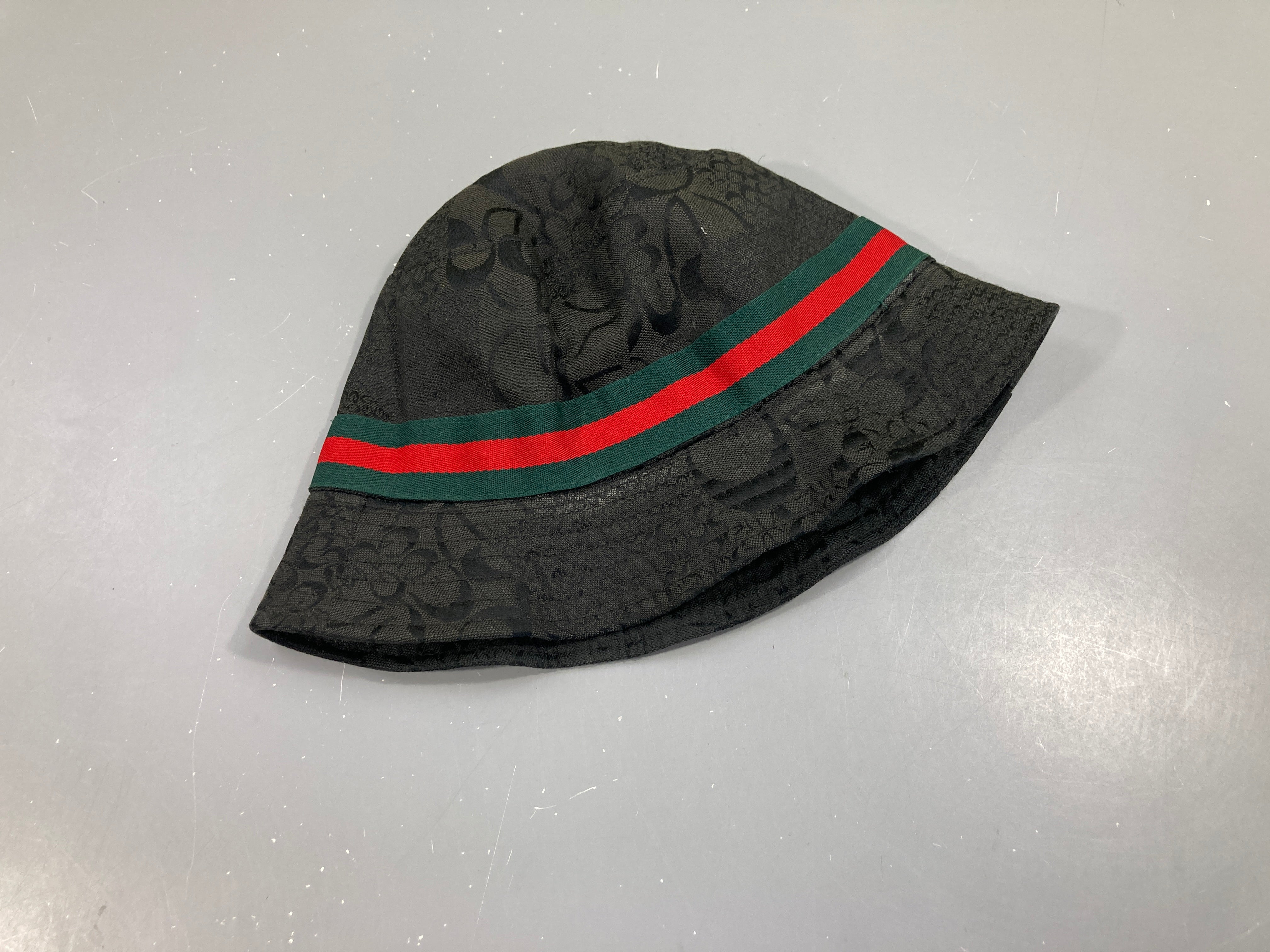 Bob bleu foncé, ruban vert/rouge