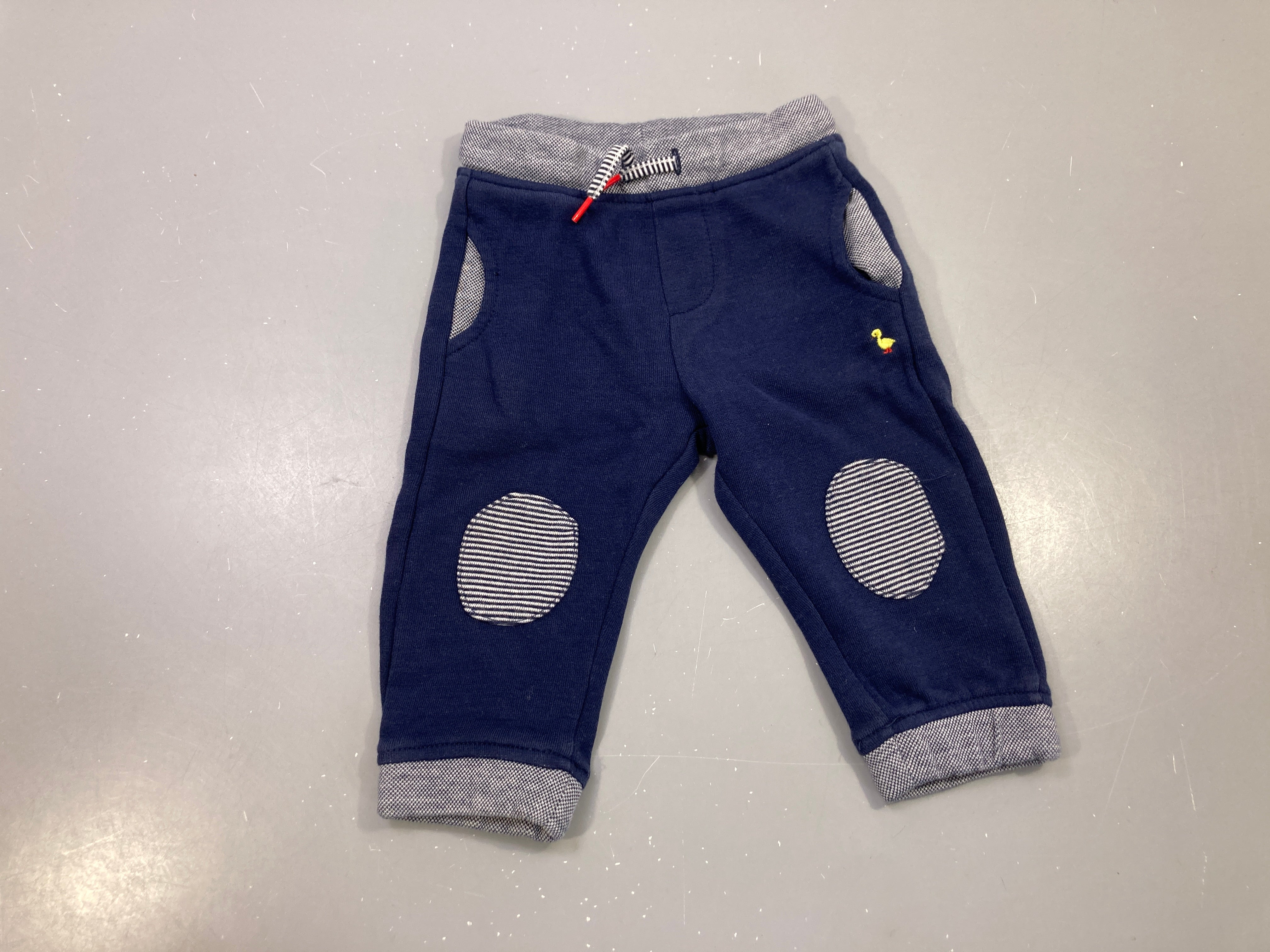Pantalon molleton bleu marine, genouillères rayées, canard brodé