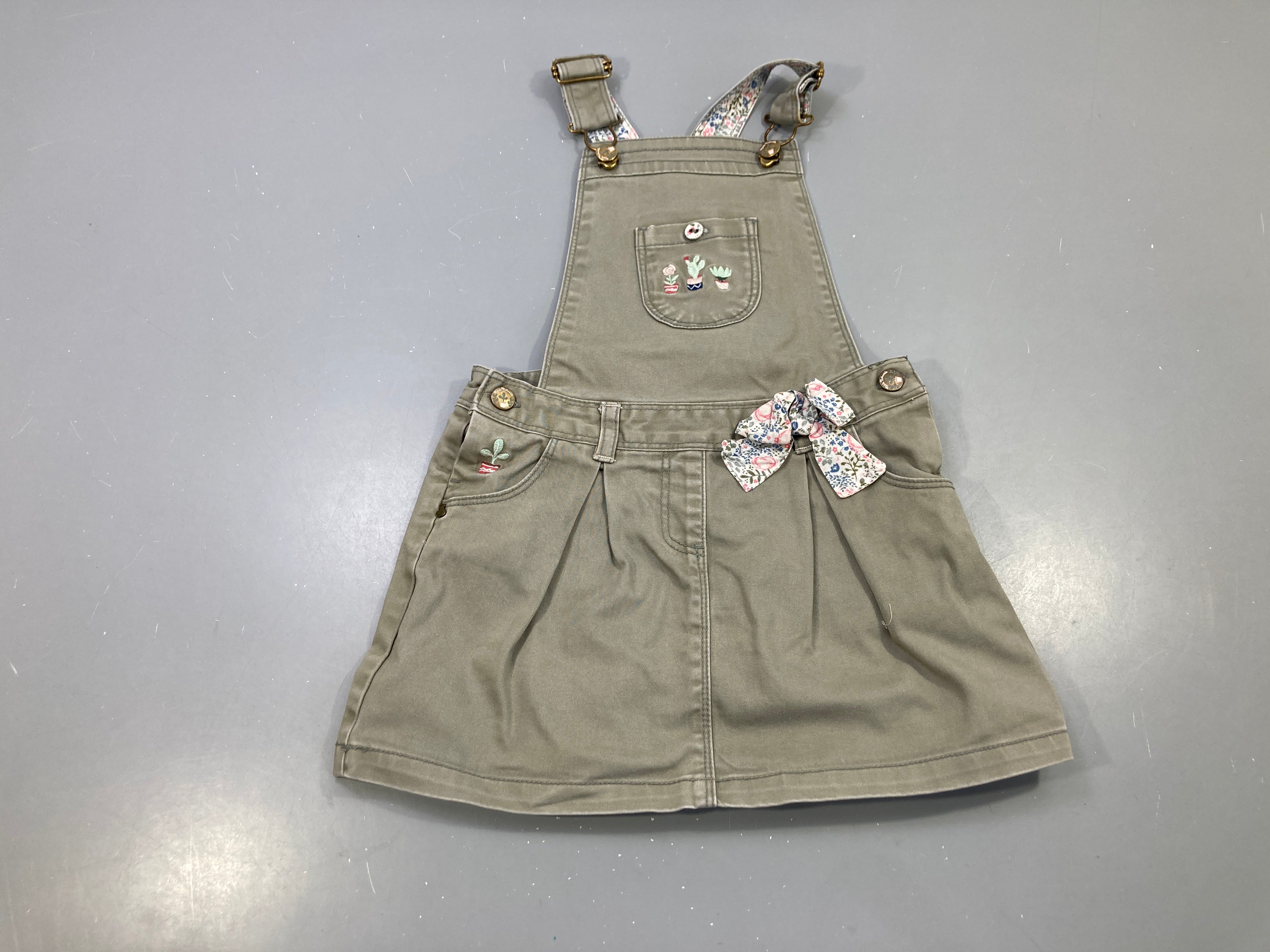 Robe salopette s.m kaki toile, cactus brodés, nœud fleuri