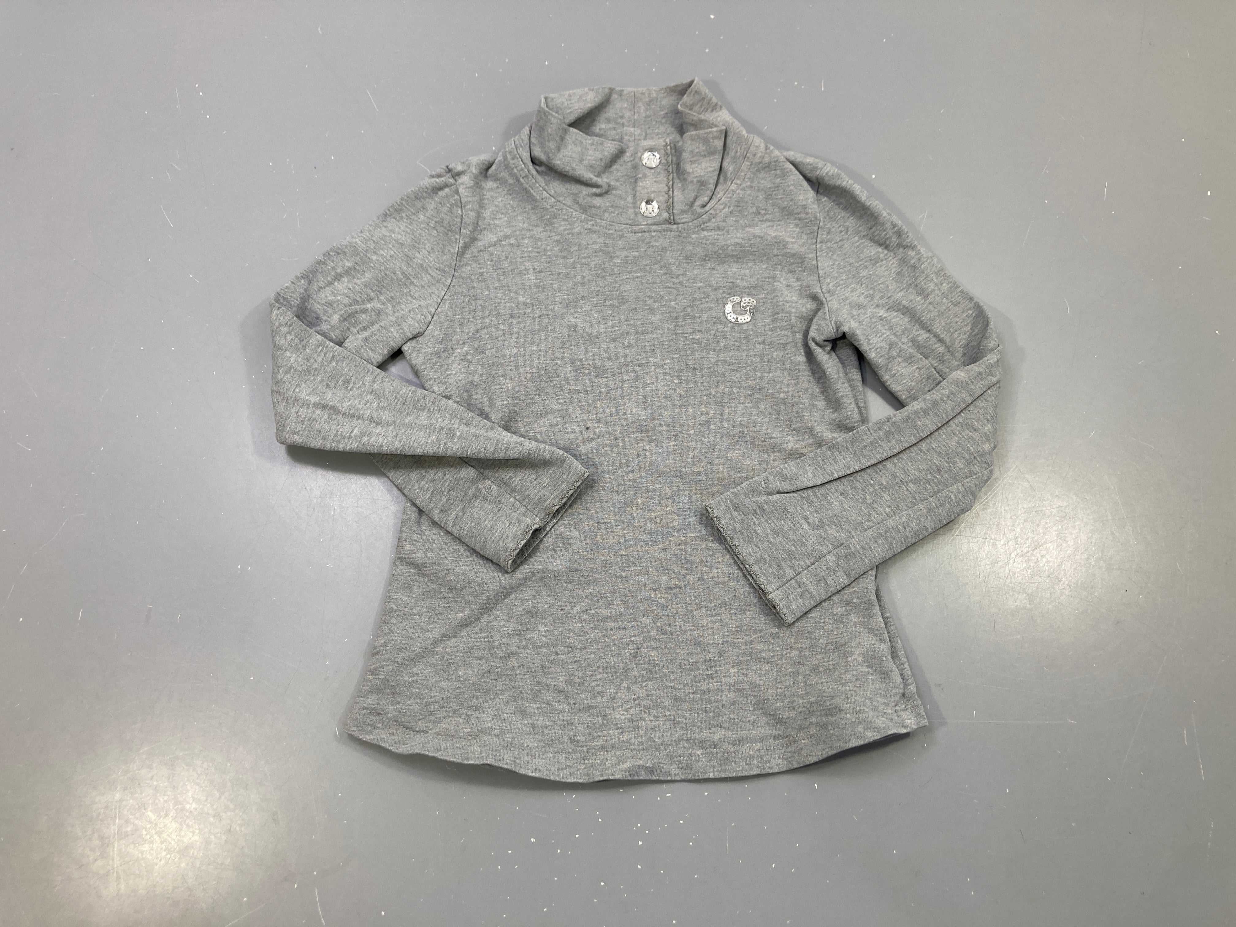 T-shirt m.l col montant gris chiné, pressions strass, logo argenté