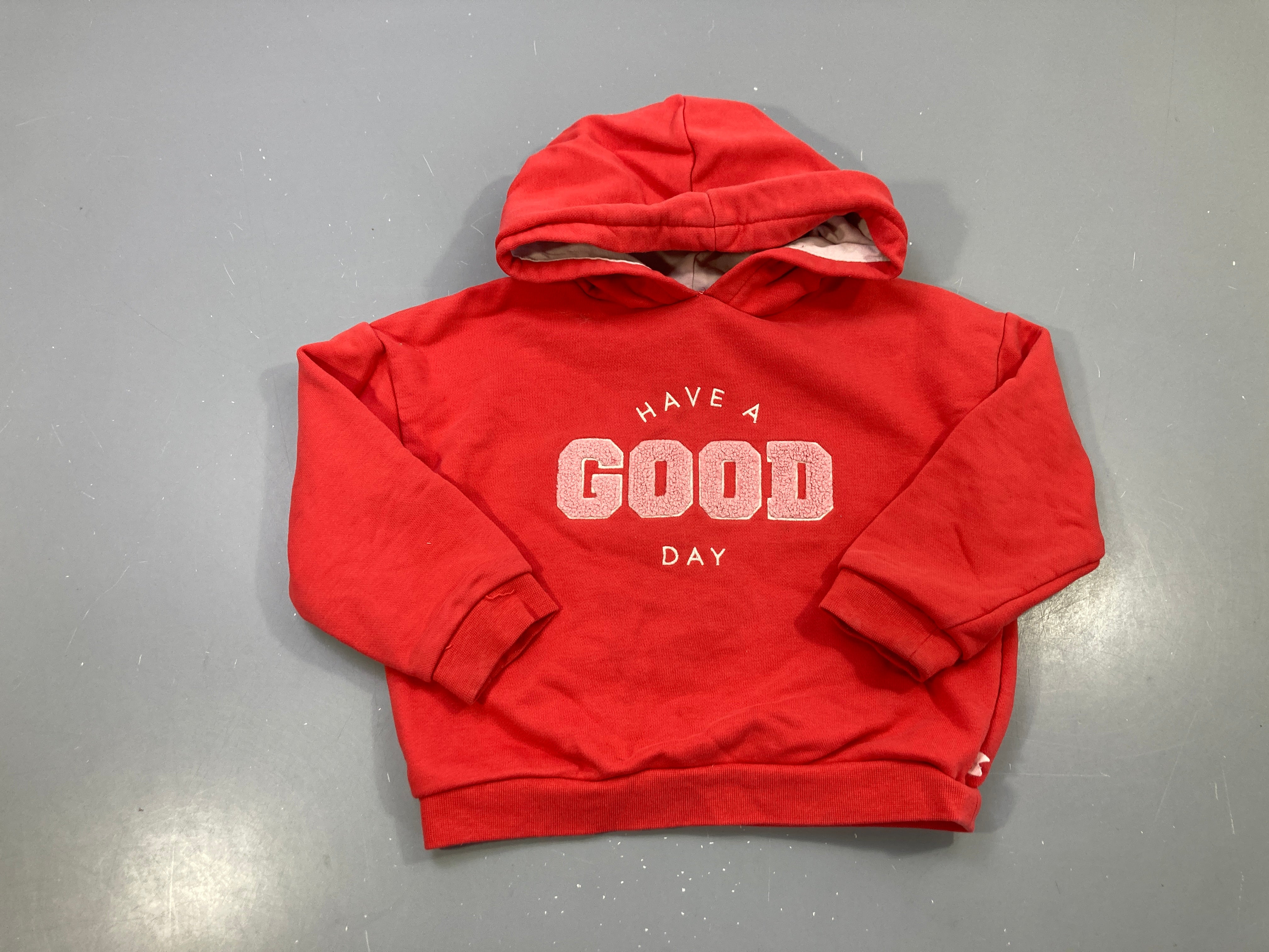 Sweat capuche rouge molleton, Have a good day lettres bouclettes roses