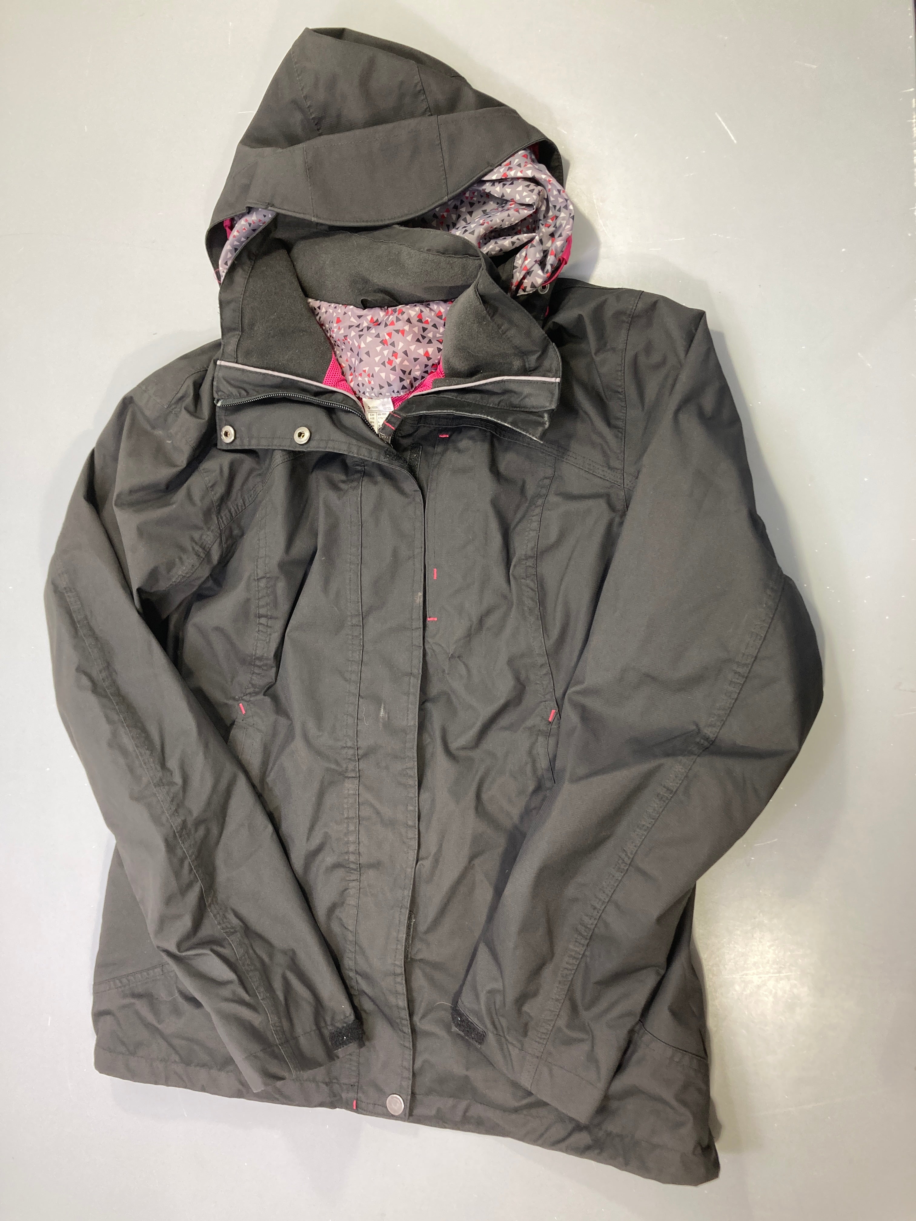 Veste zippée capuche noire, doublure triangles rose et gris