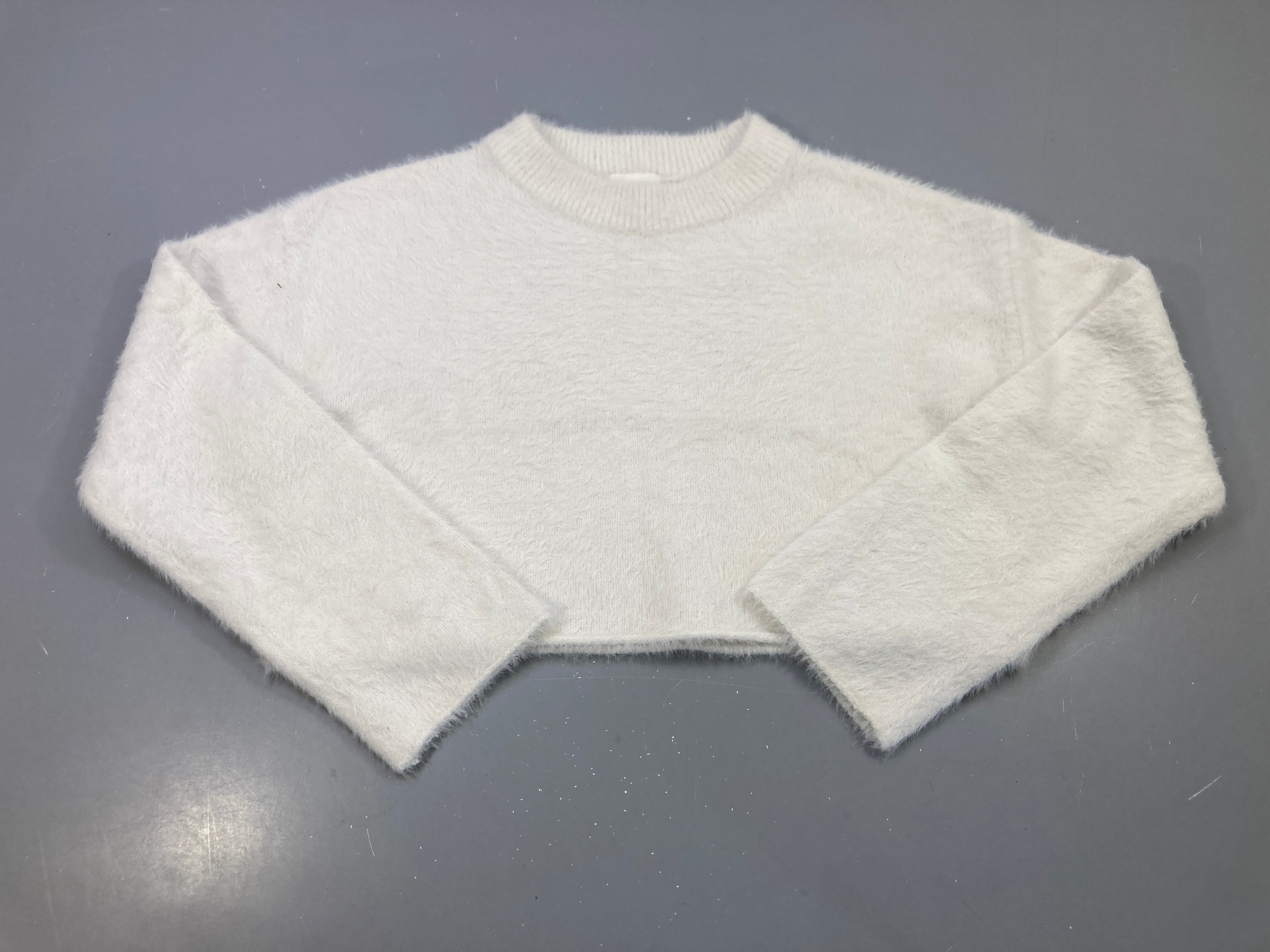 Pull blanc grisé duveteux court