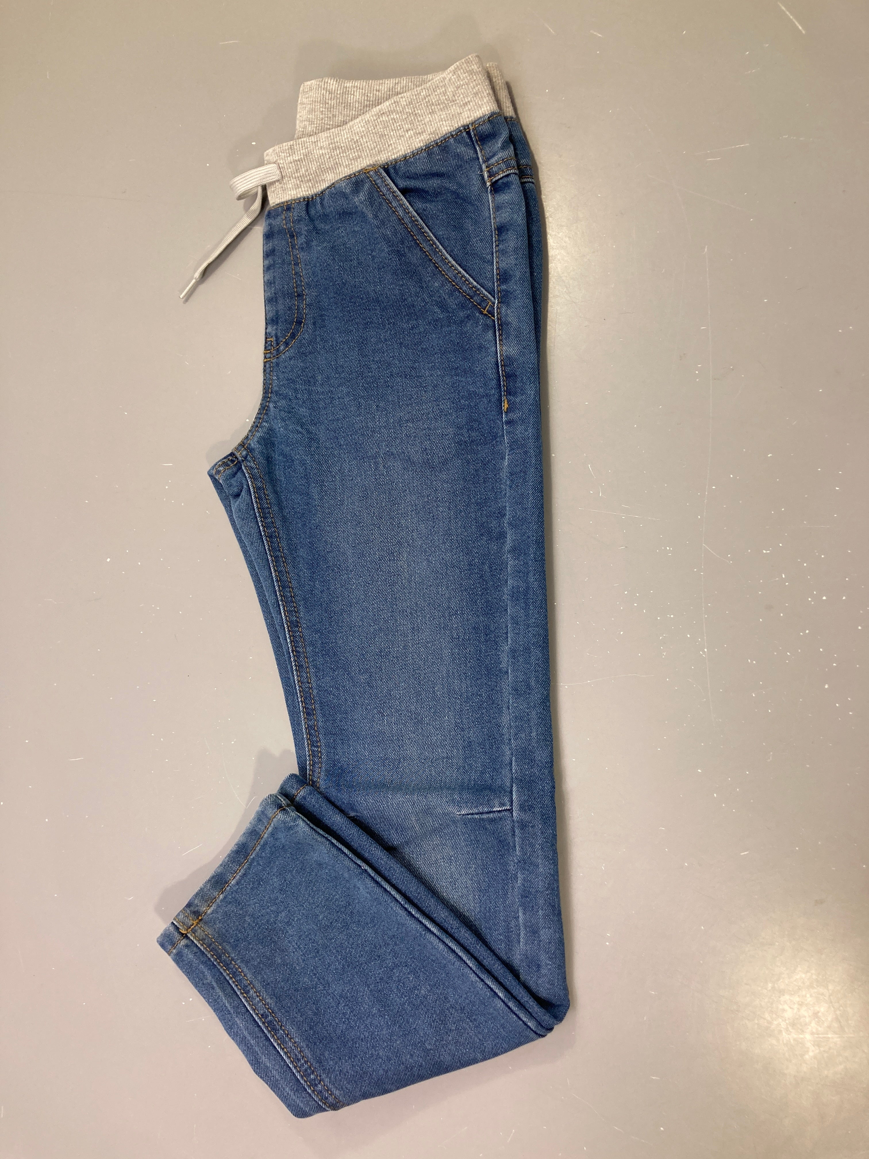 Pantalon jean bleu moyen taille élastique côtelée grise, cordon gris