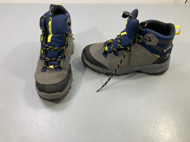 Bottines randonnée gris et bleu marine imperméables, lacets noirs et jaunes, MH900, Quechua, moins cher chez Petit Kiwi