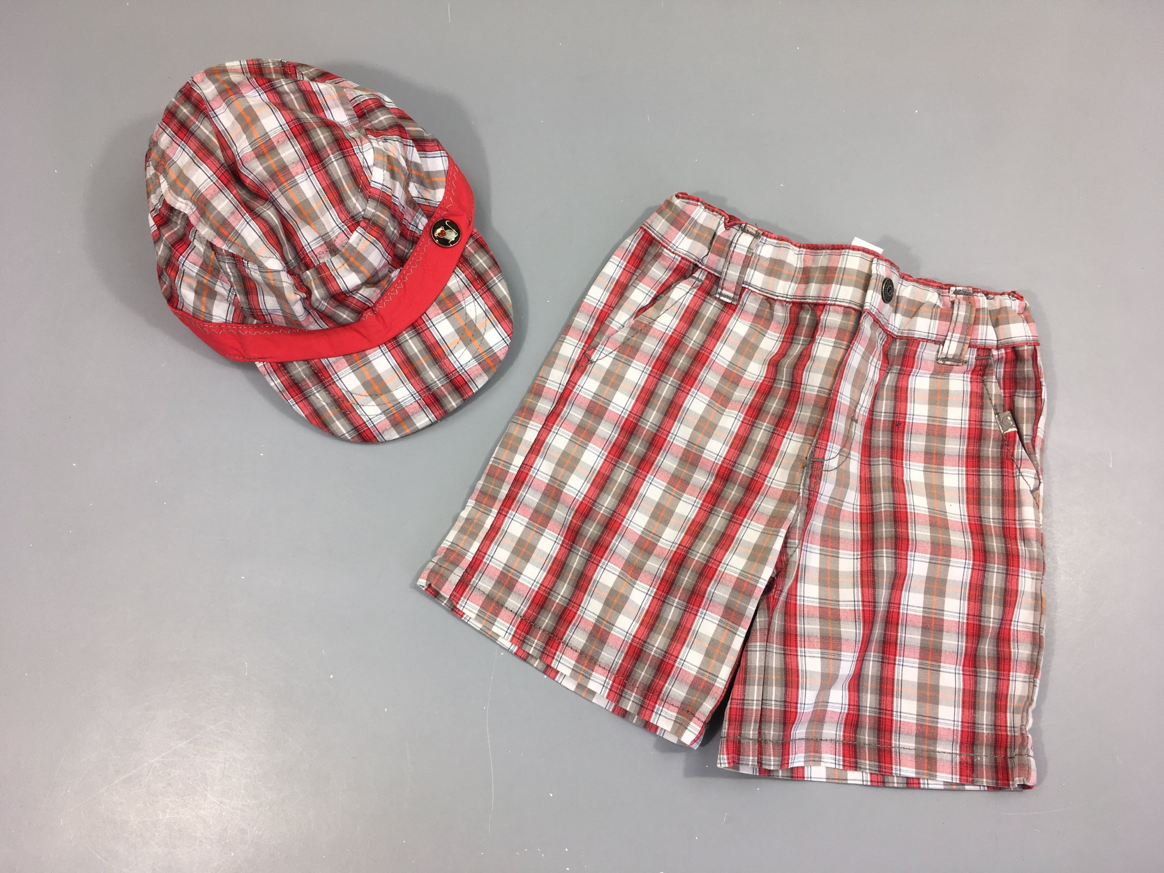 Bermuda + casquette à carreaux rouge/blanc/gris