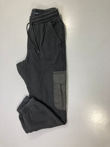 Pantalon molleton noir jogging wide leg, poche cargo zippée, moins cher chez Petit Kiwi