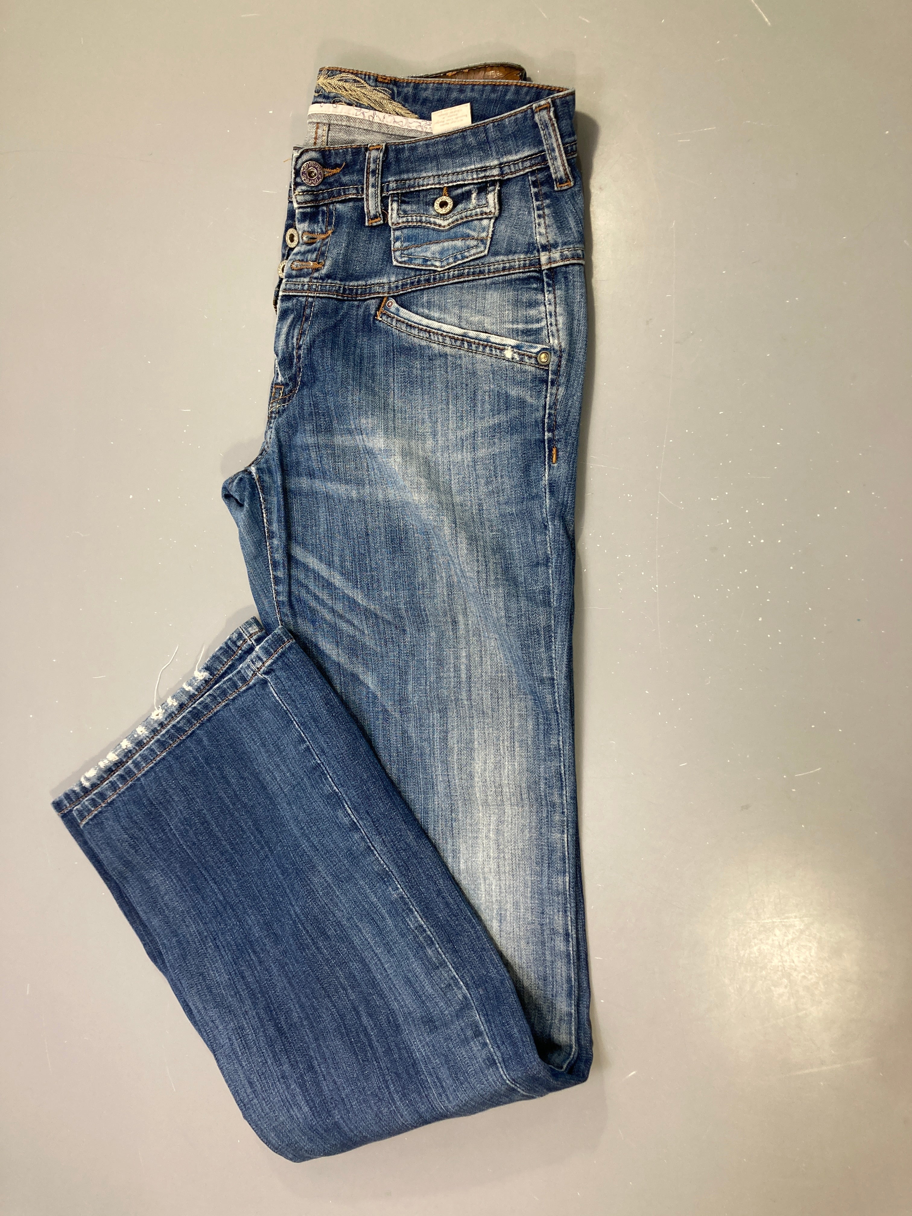 Pantalon jean bleu délavé effet usé, poche à rabat, braguette boutonnée 30-34 Effet déchiré