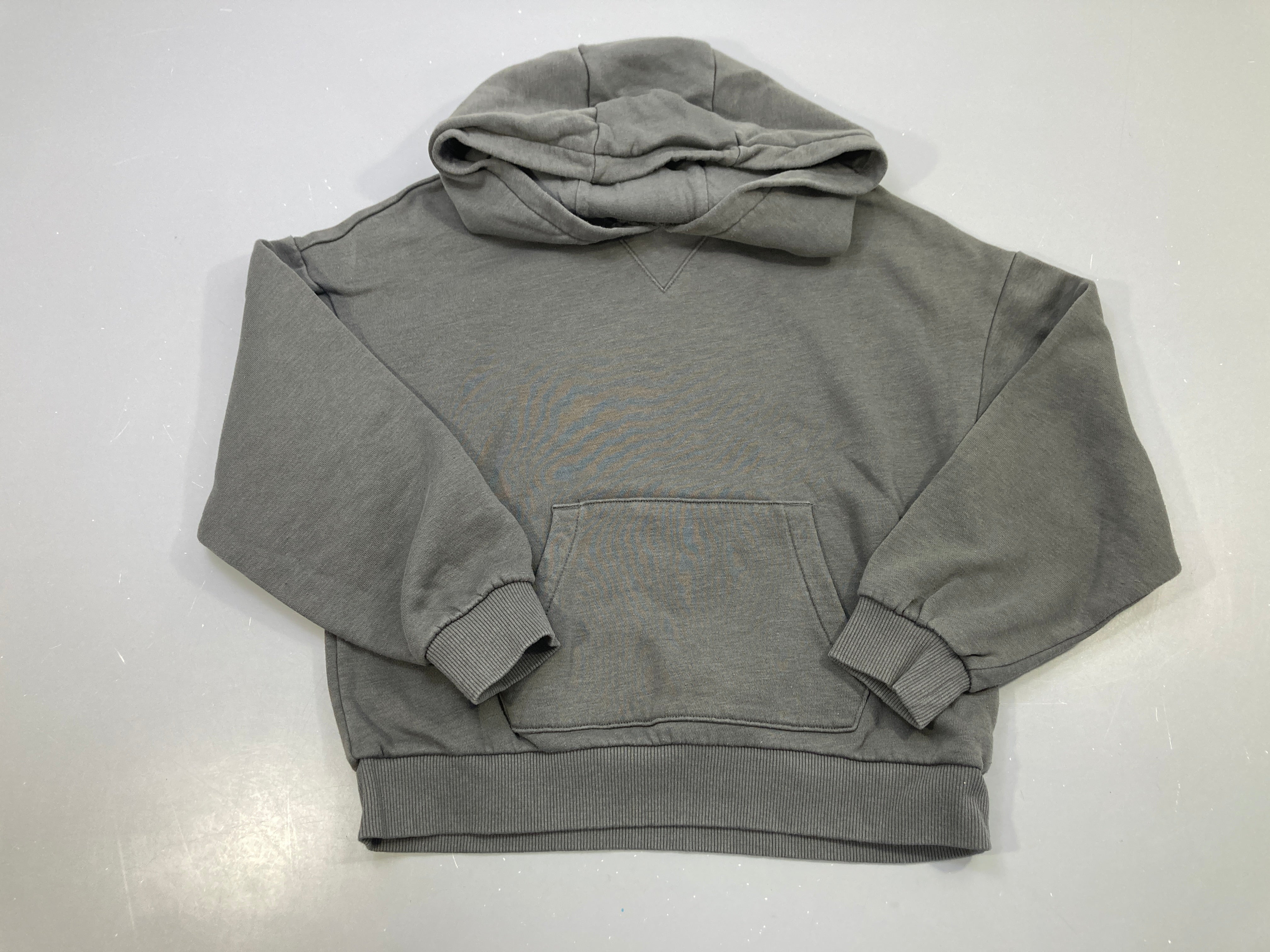Sweat capuche gris uni, poche kangourou Légèreement bouloché