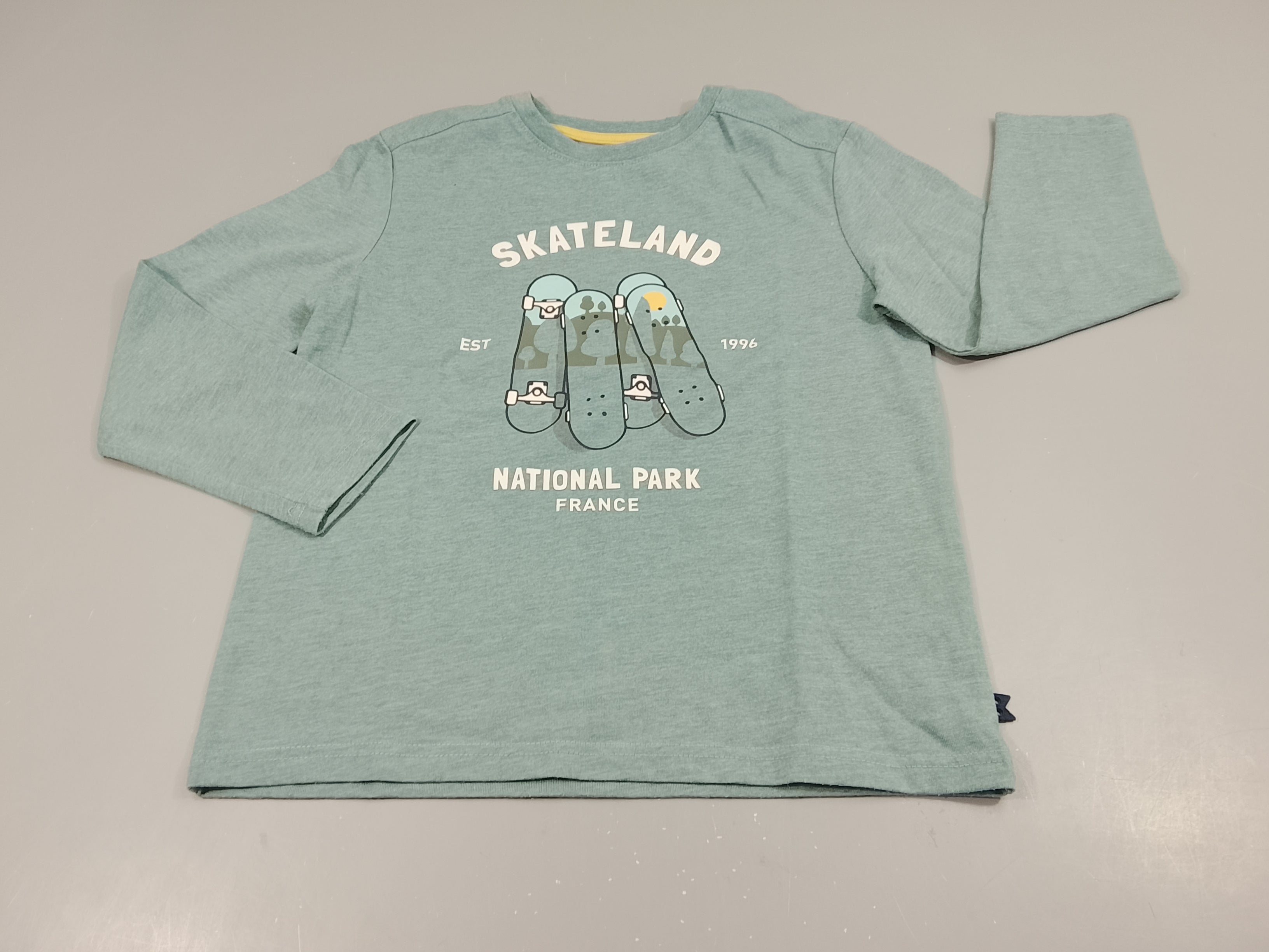 T-shirt m.l vert flammé  skateboards 