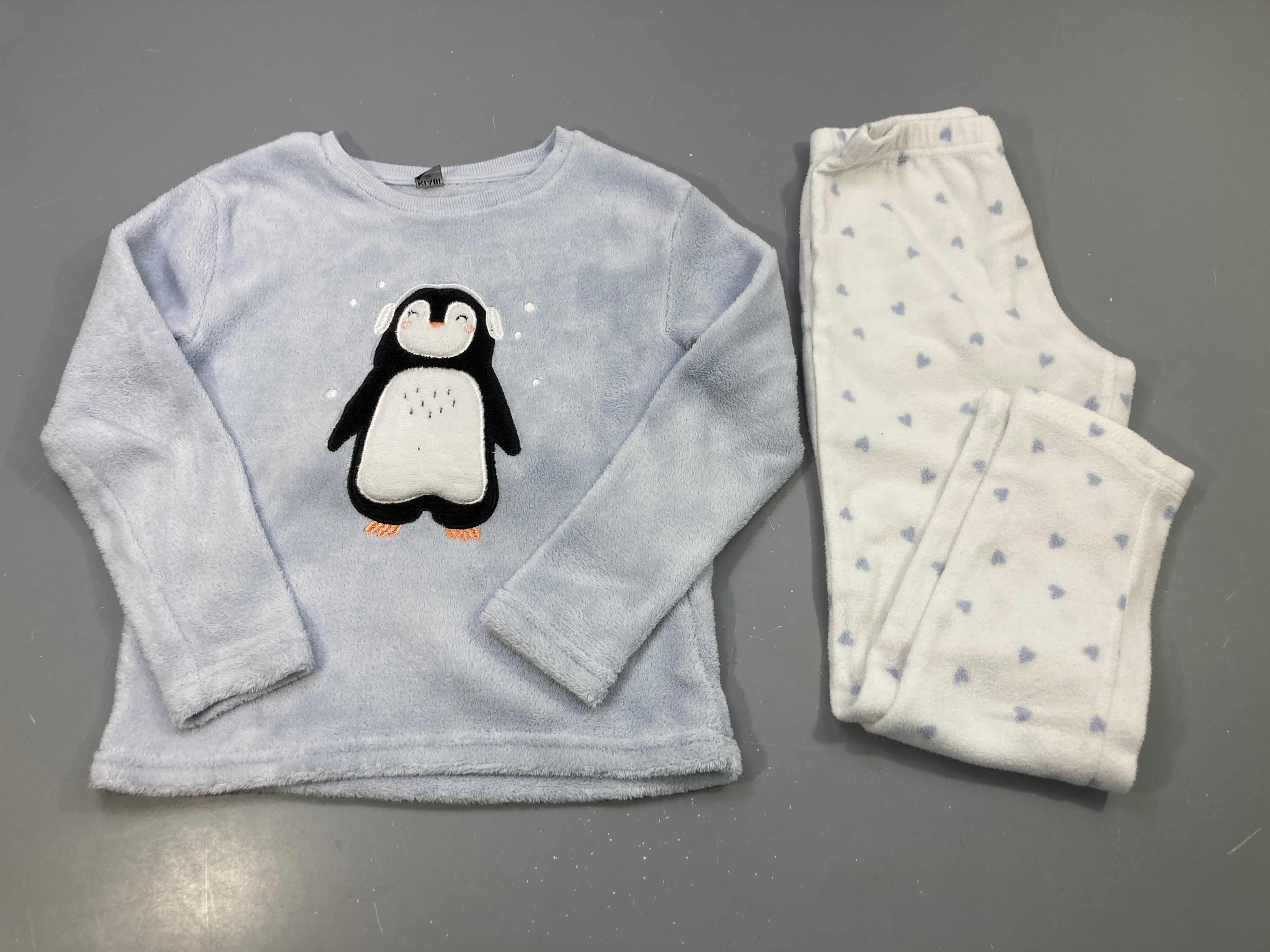 Pyjama 2pcs polaire bleu ciel pingouin, bas blanc cœurs bleus