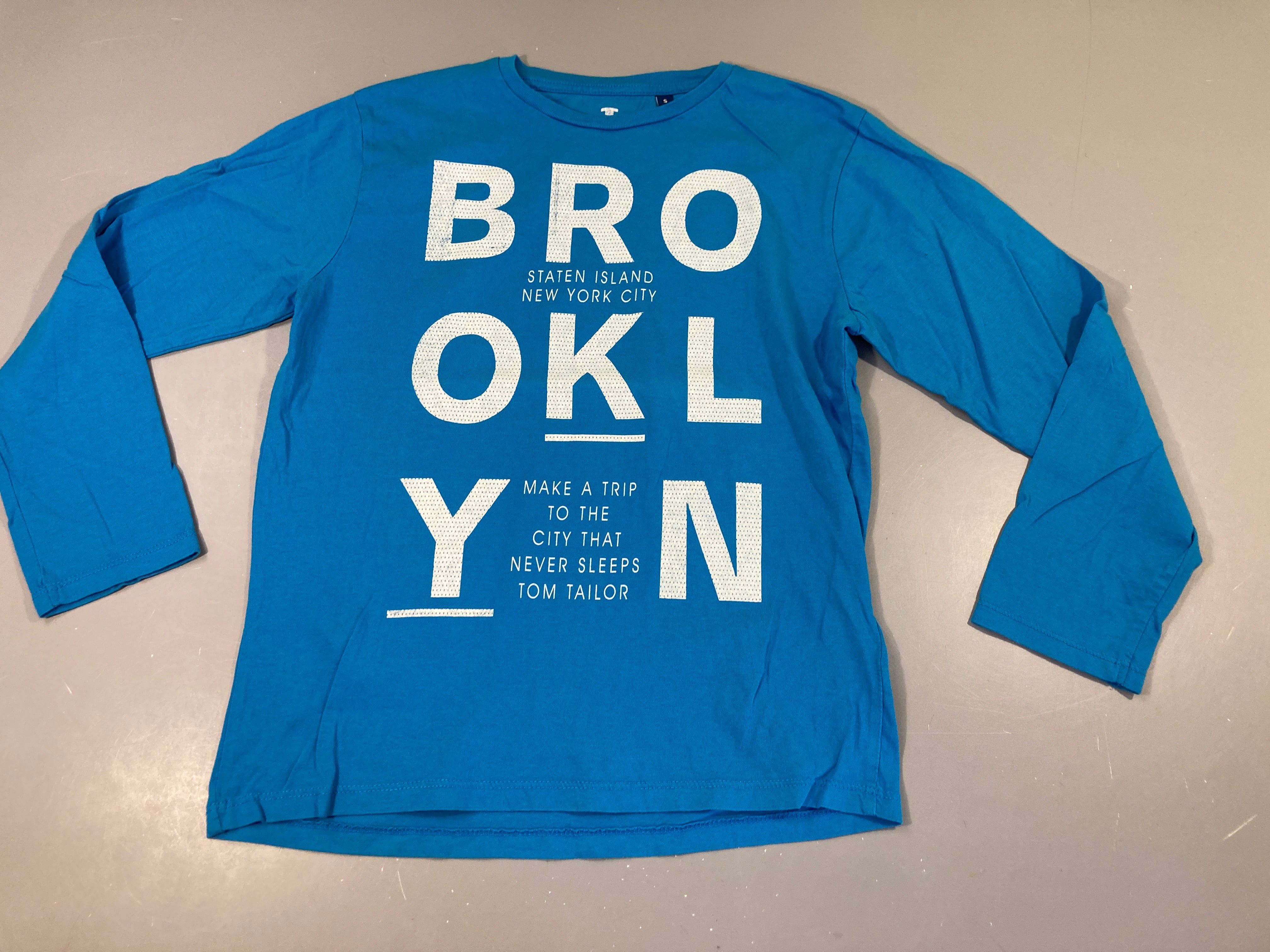 T-shirt m.l bleu Bro, légèrement bouloché