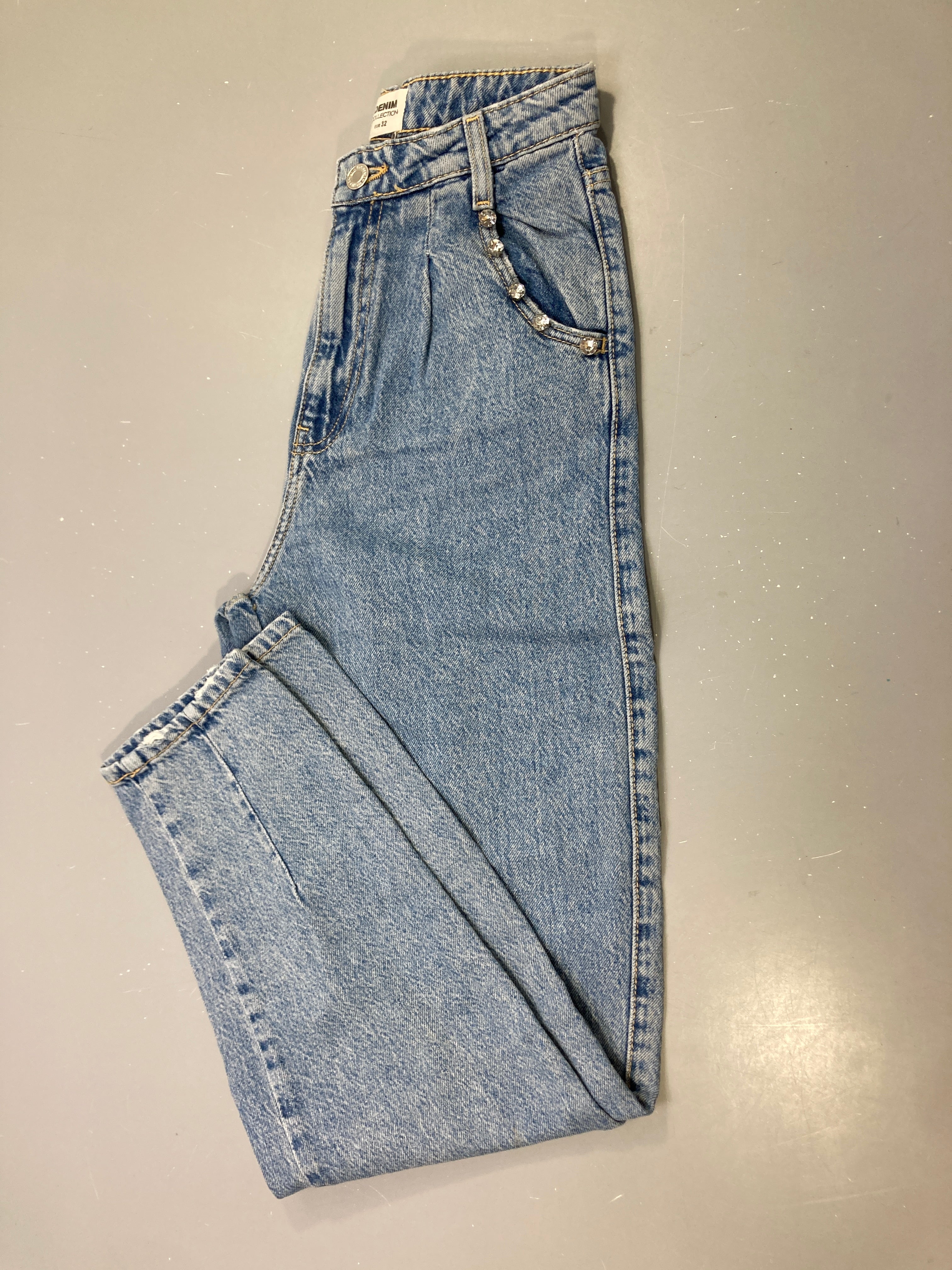 Pantalon jean bleu délavé coupe mom à pinces, strass sur poche