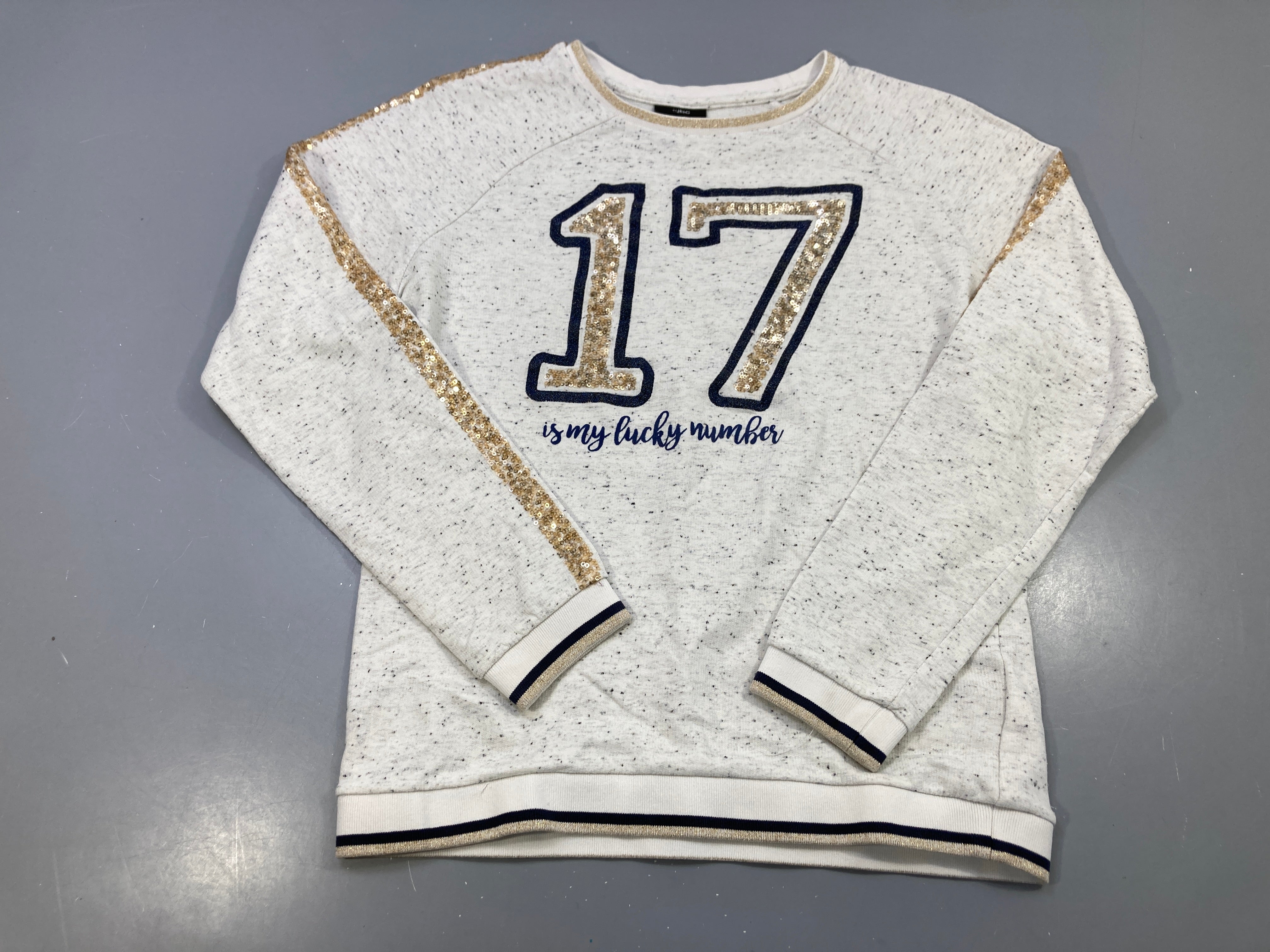 Sweat léger écru moucheté, 17 is my lucky number, sequins dorés