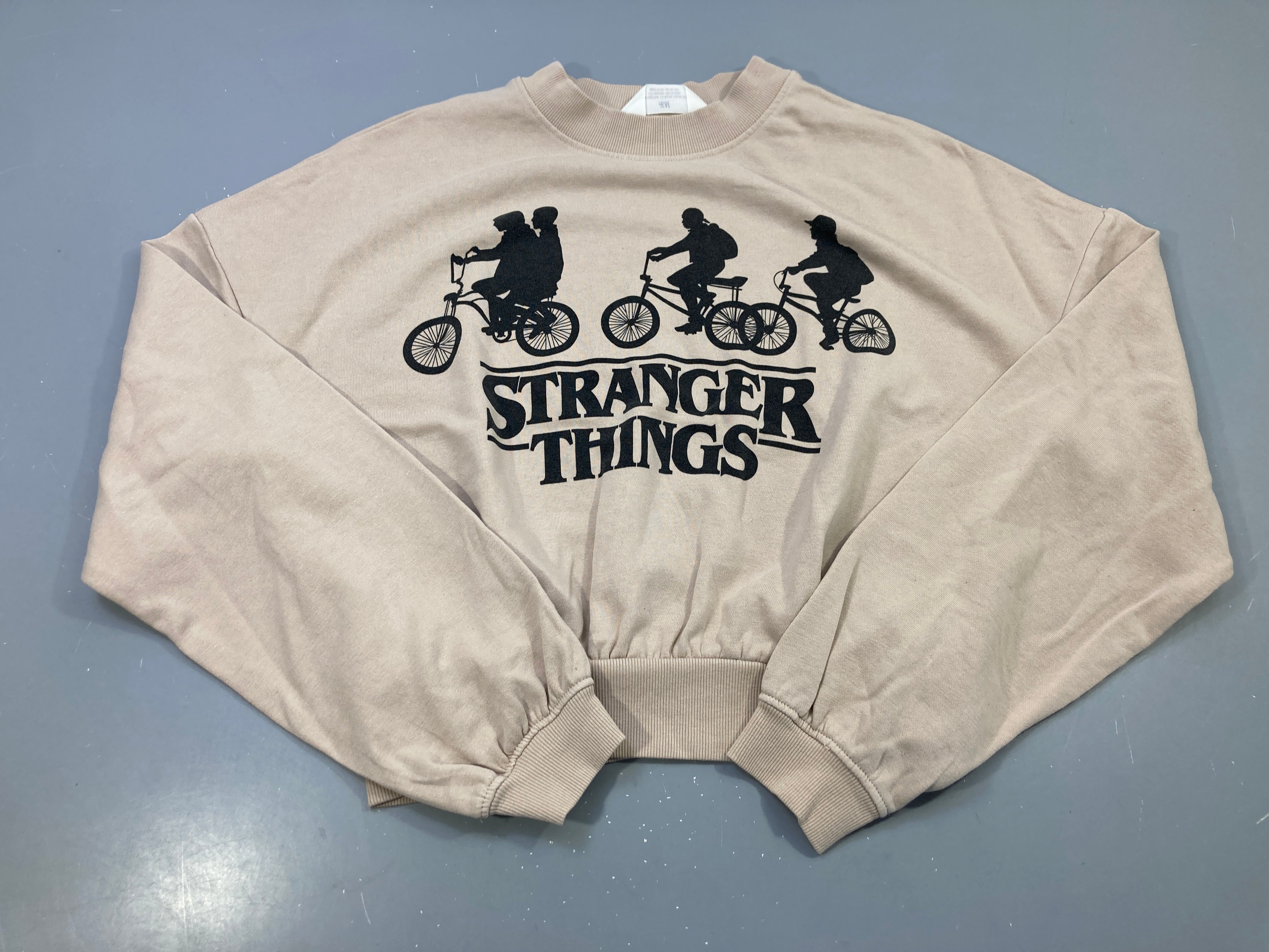 Sweat léger court beige imprimé Stranger Things