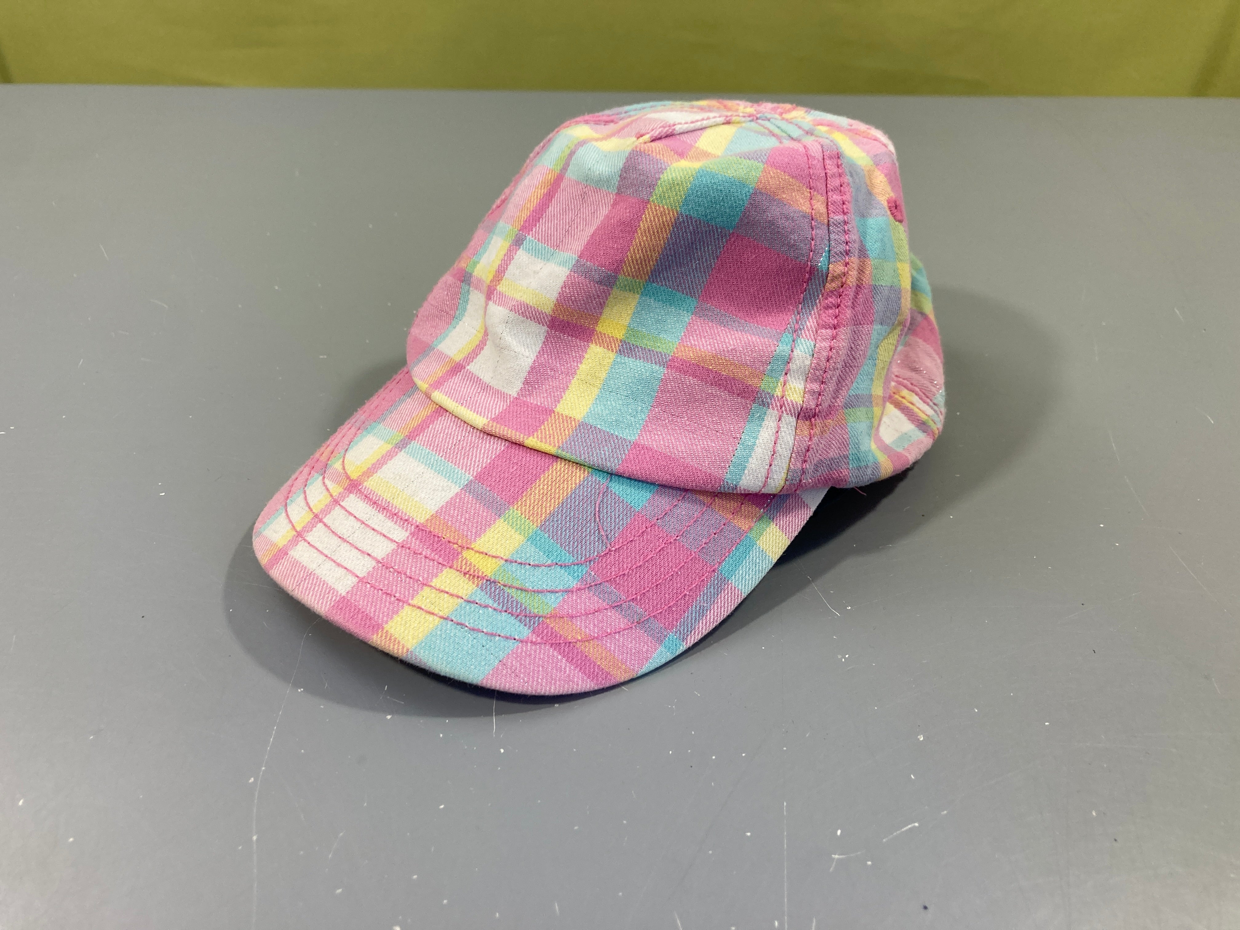 Casquette à carreaux rose-blanc-jaune fil argenté