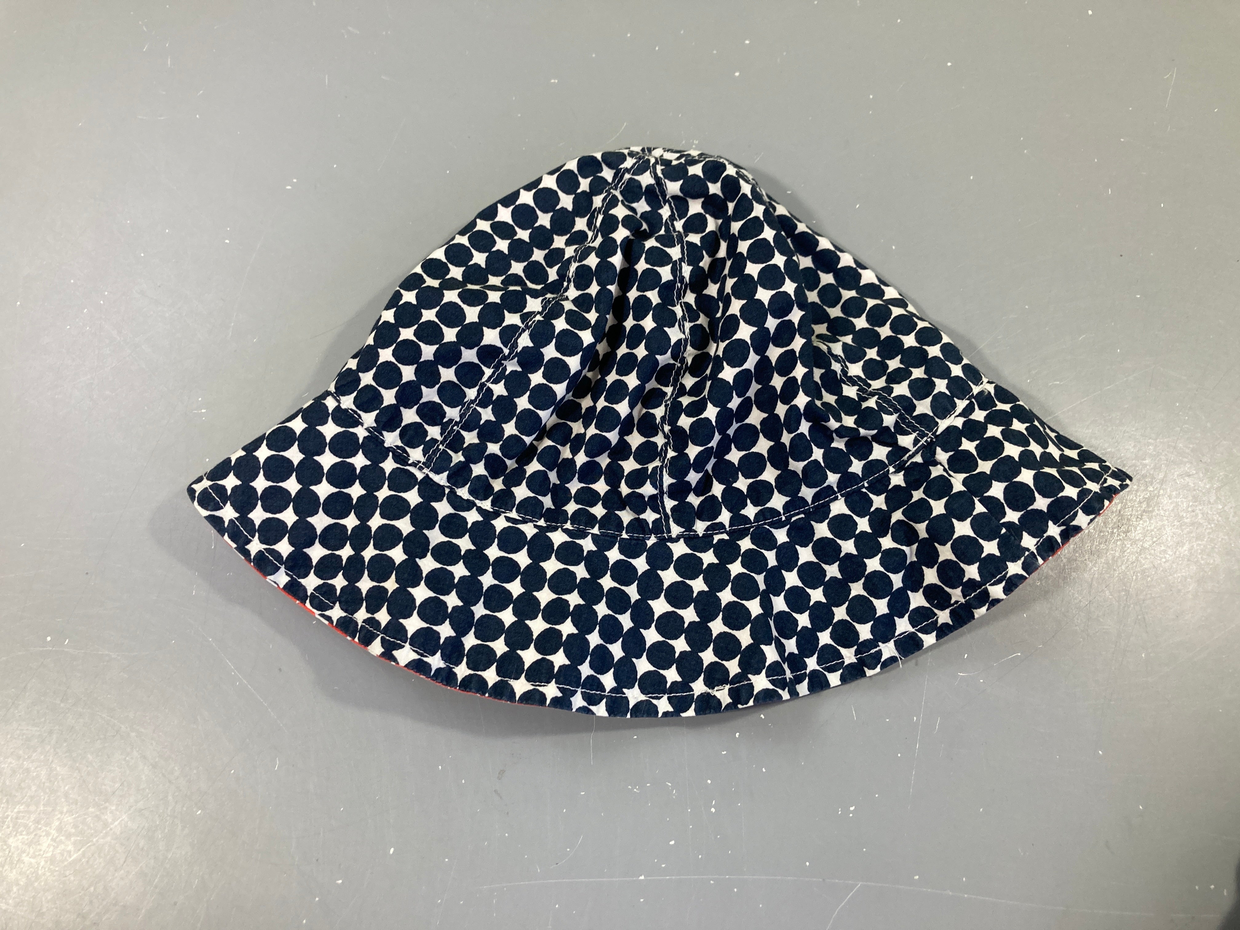 Chapeau blanc pois bleus blanc pois rouges