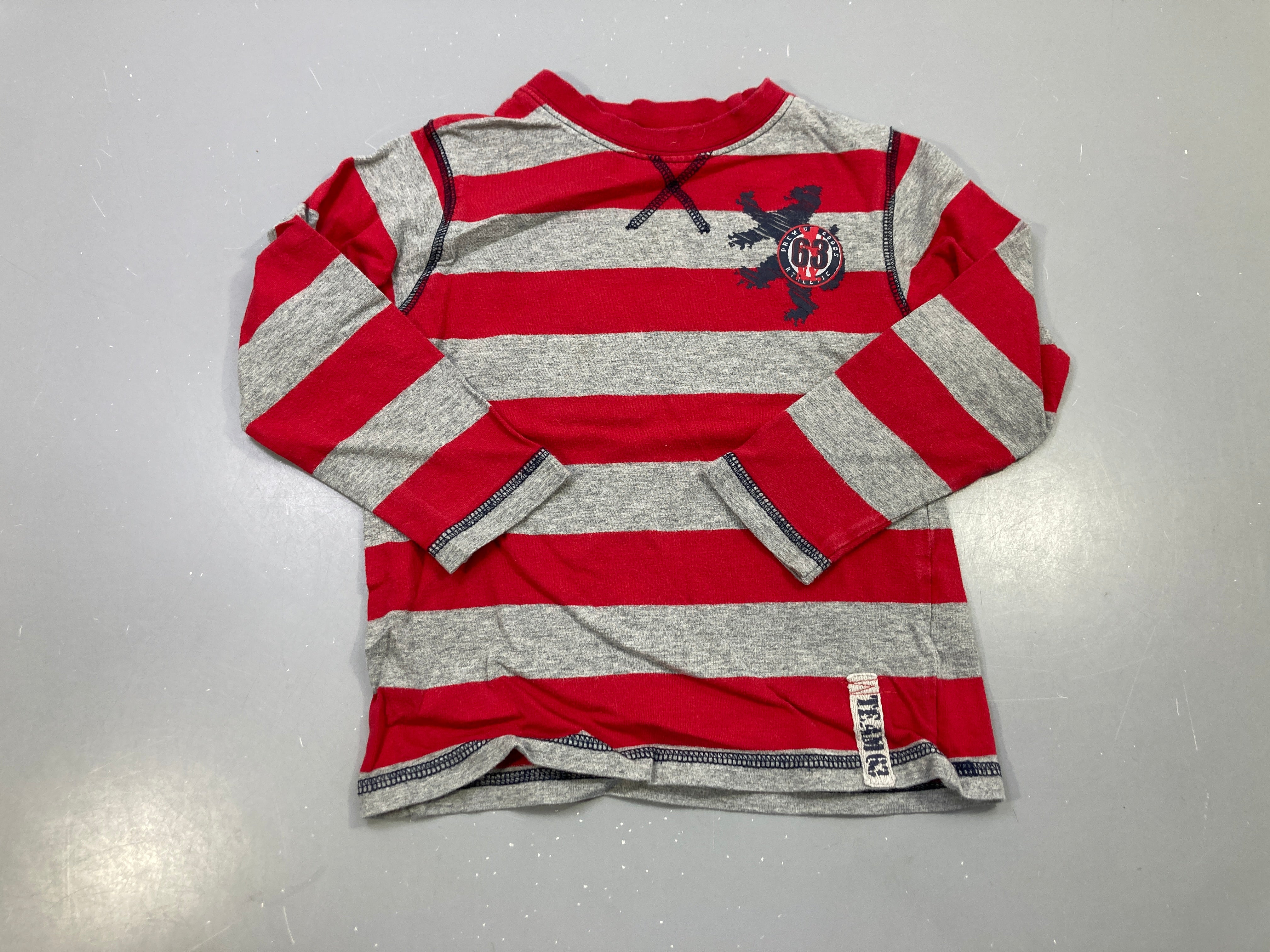 T-shirt m.l rayé rouge et gris chiné, écusson 63