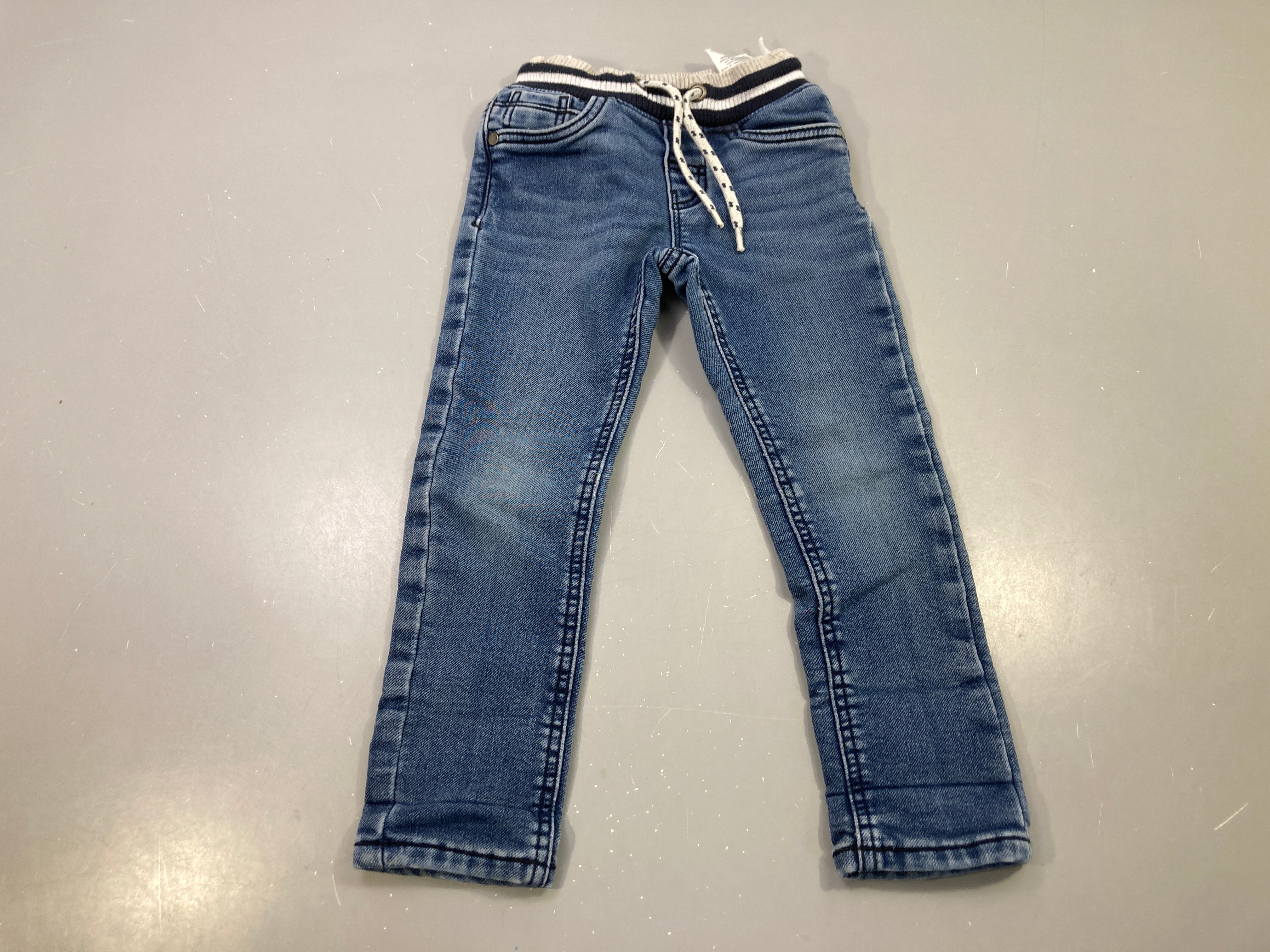 Pantalon jean bleu taille élastique côtelée rayée, cordon