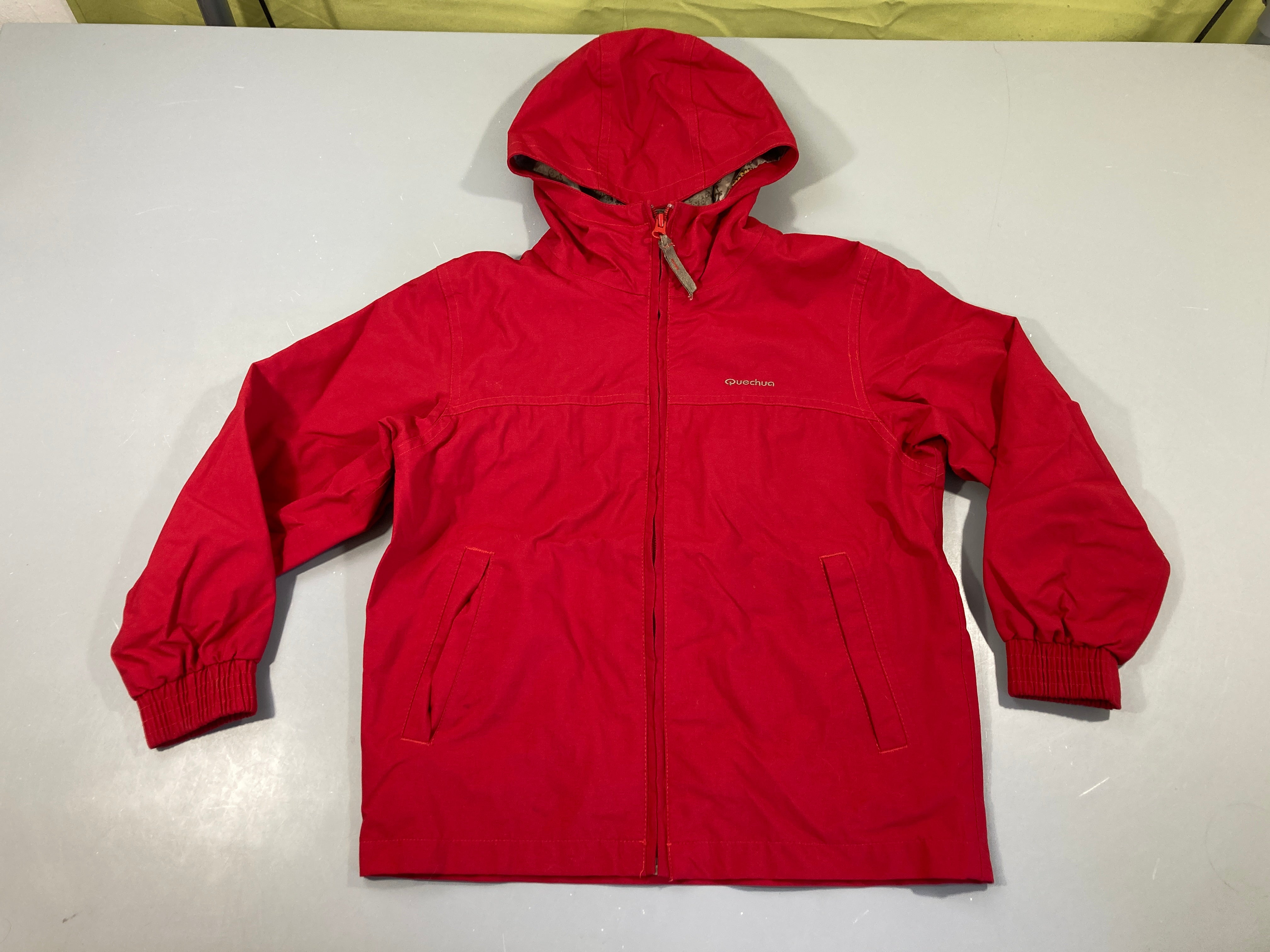 Veste quechua rouge à capuche